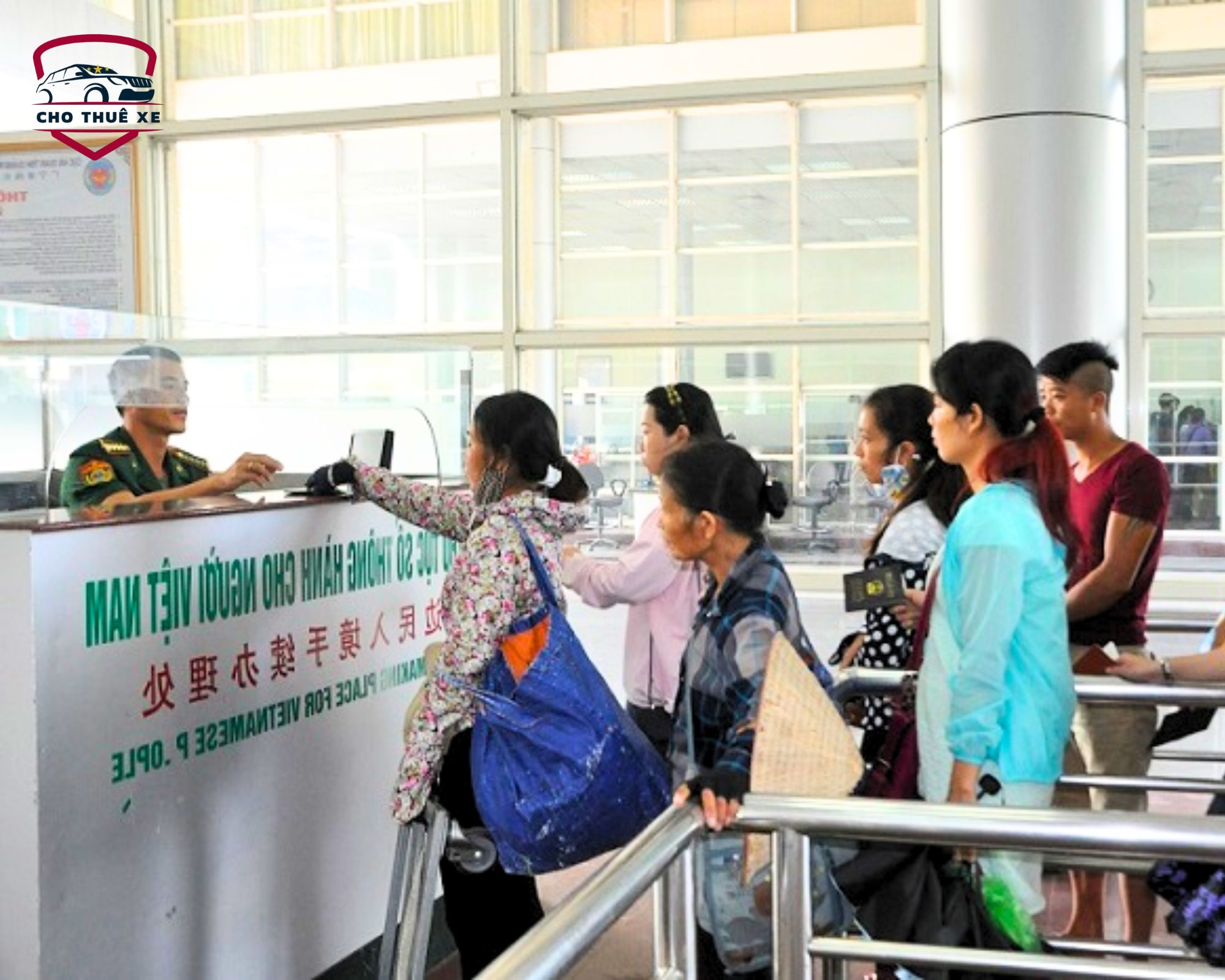 Nhân viên biên phòng tiếp nhận giấy tờ và hướng dẫn người dân hoàn tất hồ sơ xuất cảnh sang nước bạn