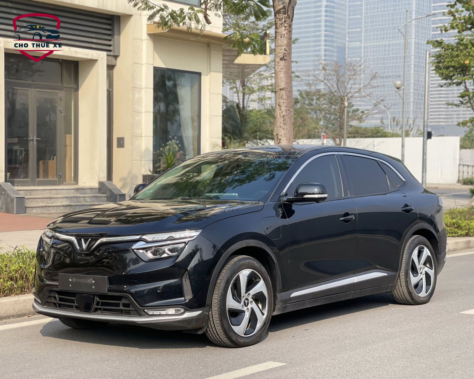 Sự kết hợp hoàn hảo giữa những đường cong mềm mại và chi tiết góc cạnh trên mẫu xe VinFast 4 chỗ VF 8 hiện đại