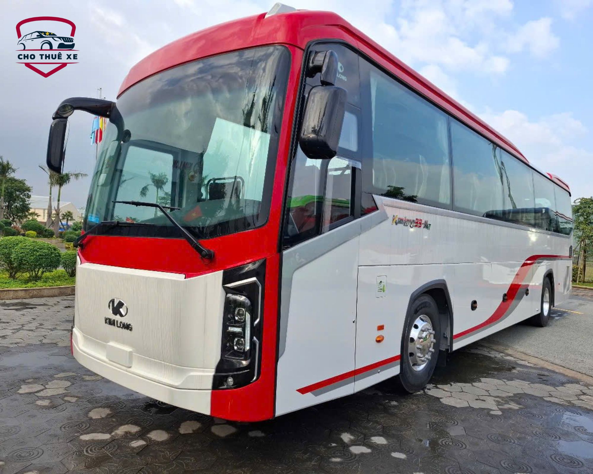 Thuê xe 29 chỗ Tân Sơn Nhất với dòng xe Kim Long đời mới, khoang hành khách rộng rãi và sang trọng