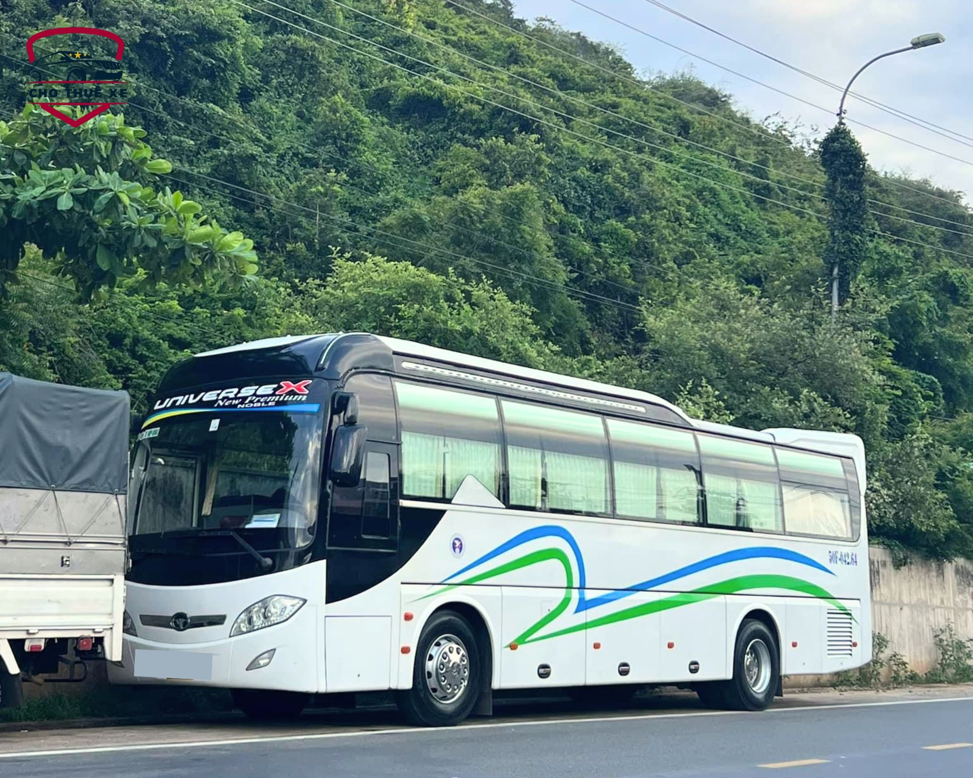 Thuê xe Sài Gòn đi Châu Đức với xe Universe 29 chỗ cao cấp, rộng rãi cho đoàn lớn