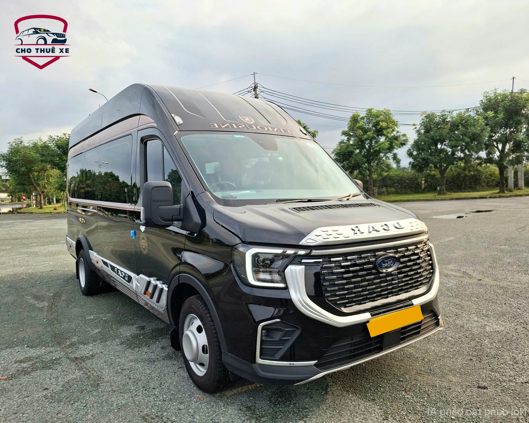 Thuê xe limousine 9 chỗ đi Châu Đức với Ford Limousine đen đẳng cấp, nội thất VIP