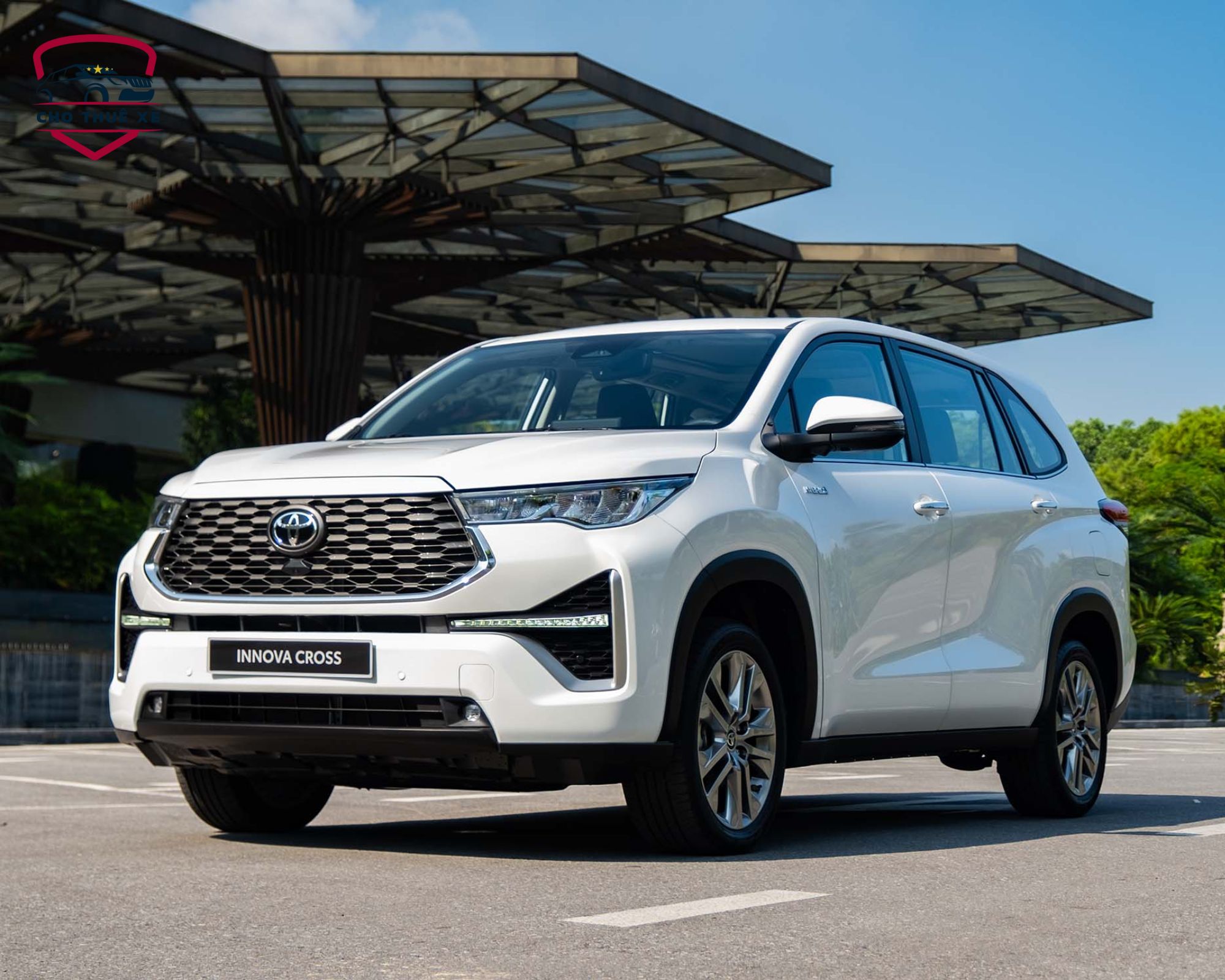 Toyota Innova Cross 2025 phiên bản Hybrid HEV và máy xăng