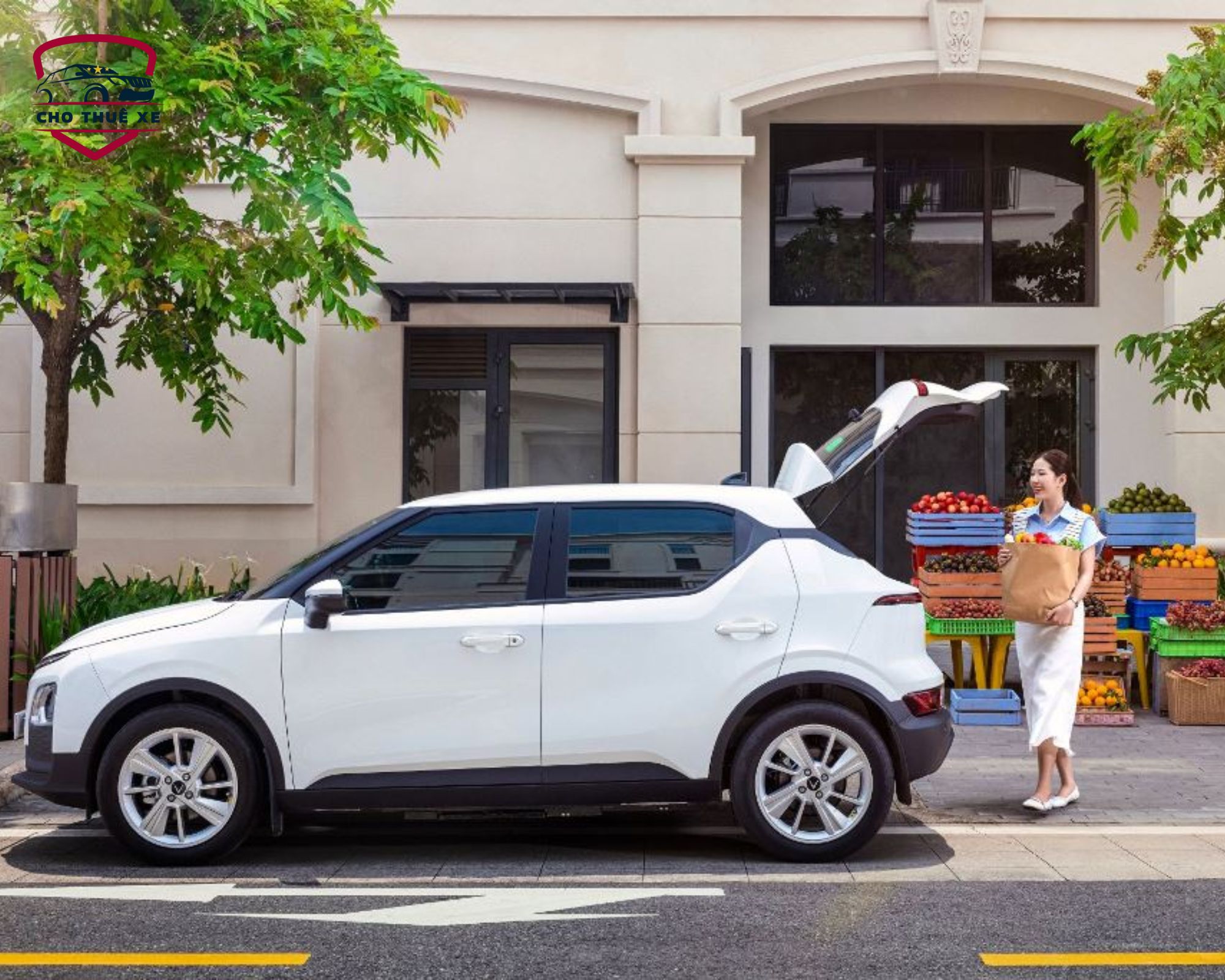 Vẻ ngoài năng động và khỏe khoắn của xe VinFast 4 chỗ VF 5 trắng tinh khôi dưới phố thị hiện đại