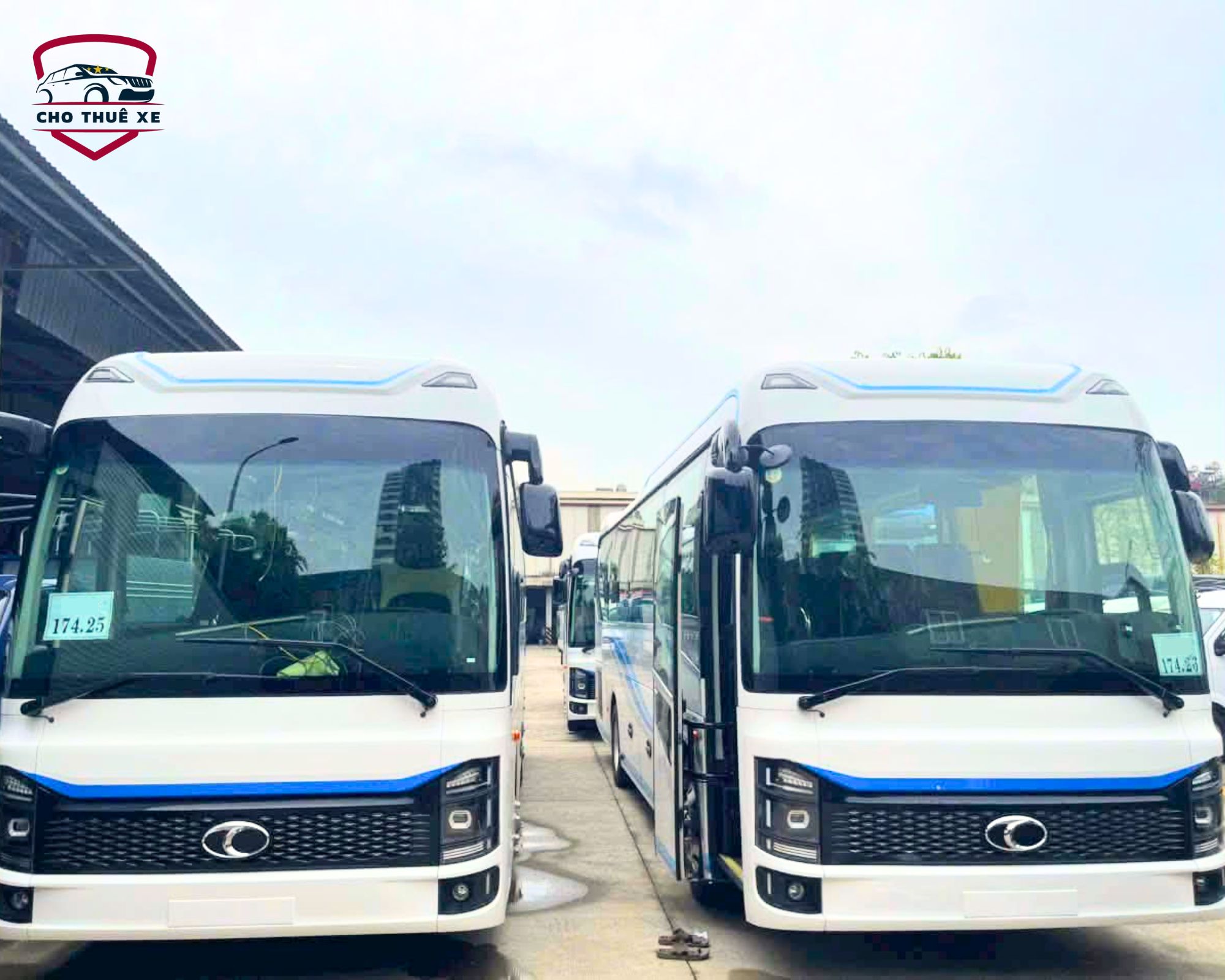 Xe 29 chỗ đời mới phục vụ tham quan nội thành Hà Nội