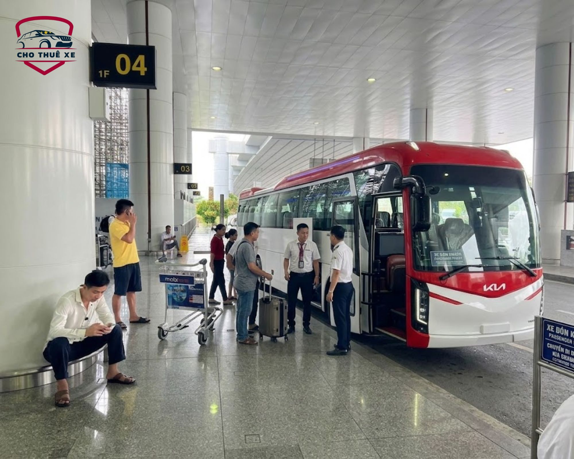 Xe 29 chỗ đón khách tại sân bay Nội Bài phục vụ đoàn du lịch và công tác