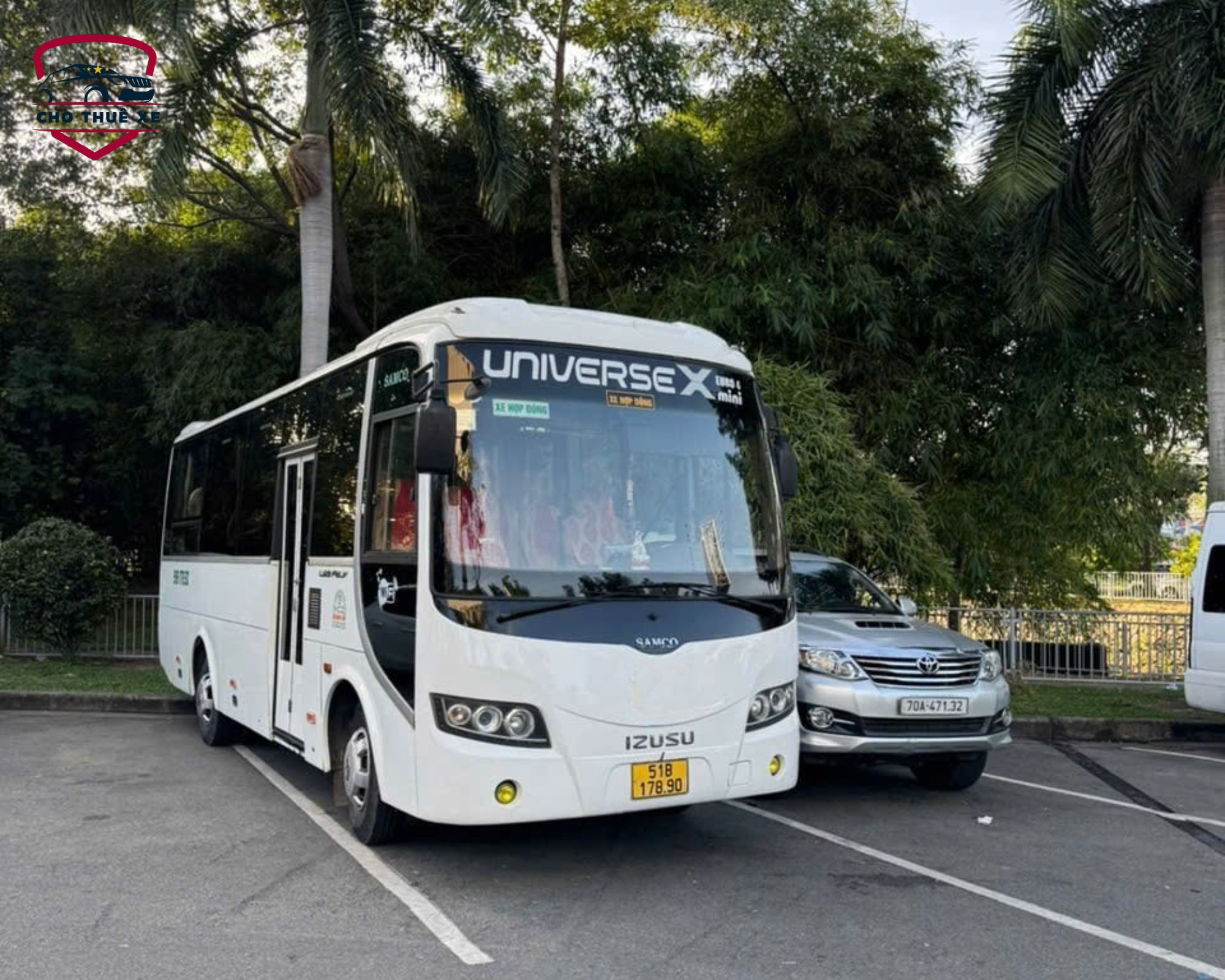 Xe Samco Felix trắng hiện đại phục vụ dịch vụ thuê xe 29 chỗ Tân Sơn Nhất cho đoàn khách du lịch