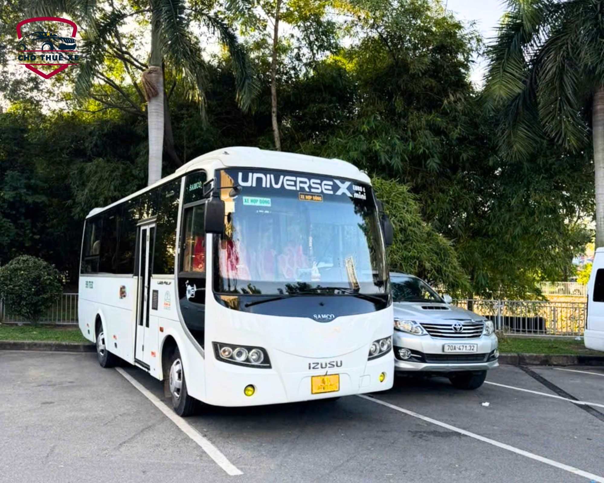 Xe Samco Felix trắng hiện đại phục vụ dịch vụ thuê xe 29 chỗ tại Hà Nội cho đoàn khách du lịch