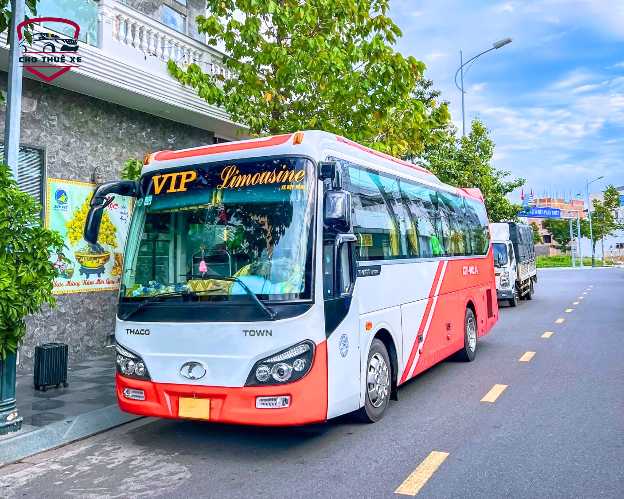 Xe du lịch 30 chỗ hiện đại phục vụ khách tham quan nhà thờ Tắc Sậy