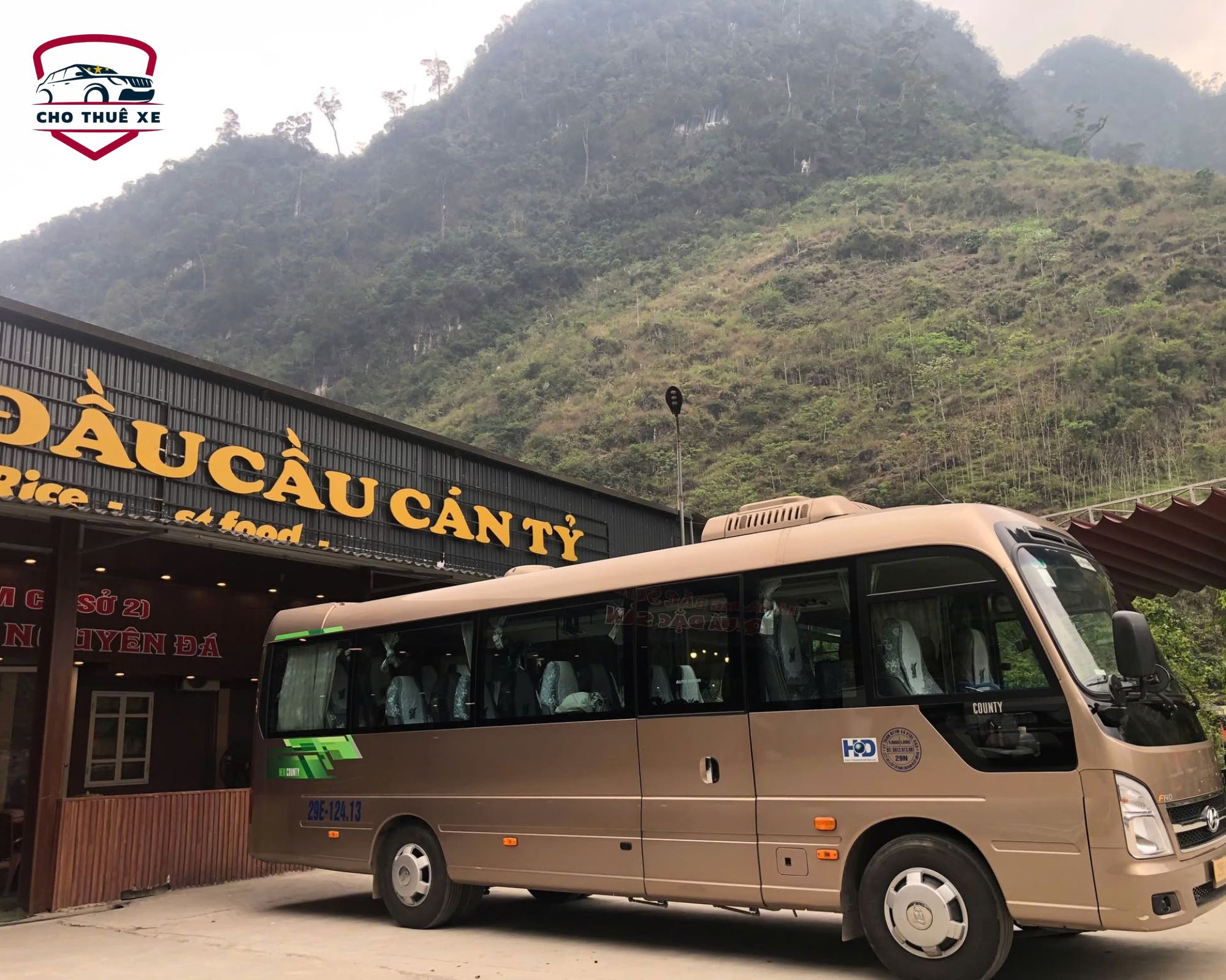 Xe khách 29 chỗ vừa dừng nghỉ tại điểm ăn uống trên cung đường Hà Giang