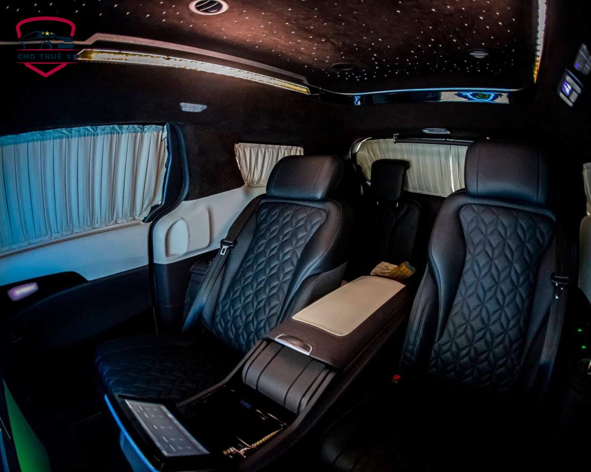 Khoang hành khách Kia Carnival Royal với ghế da chỉnh điện và không gian riêng tư