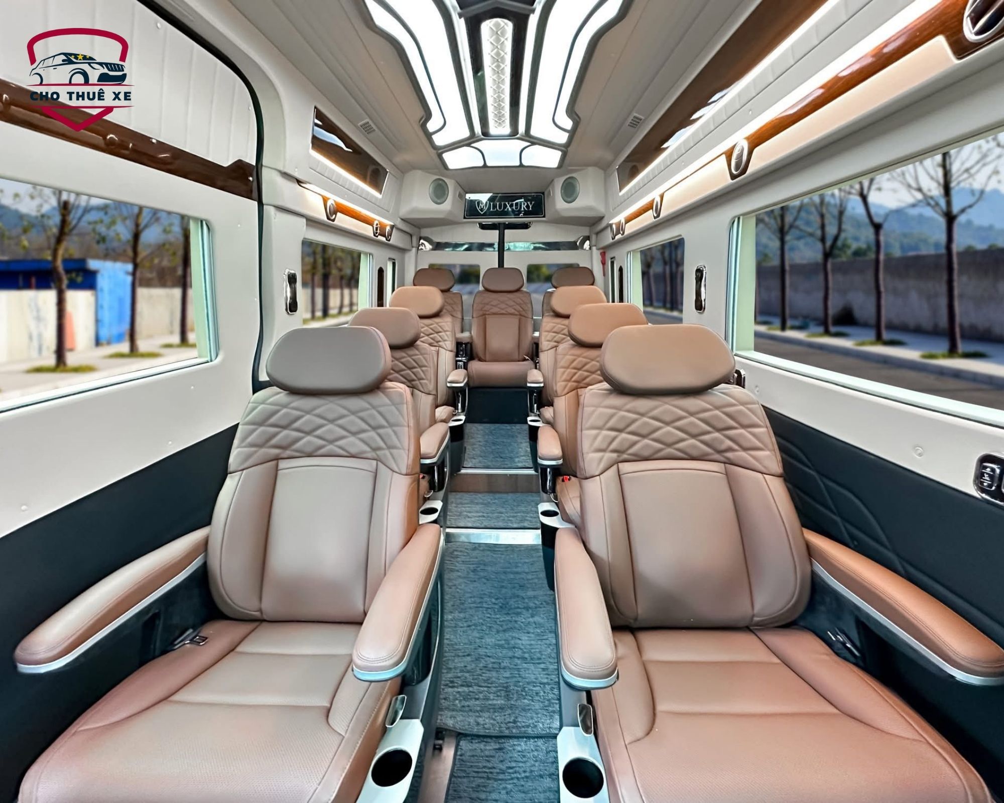 Khoang hành khách sang trọng khi thuê xe limousine đi Long An