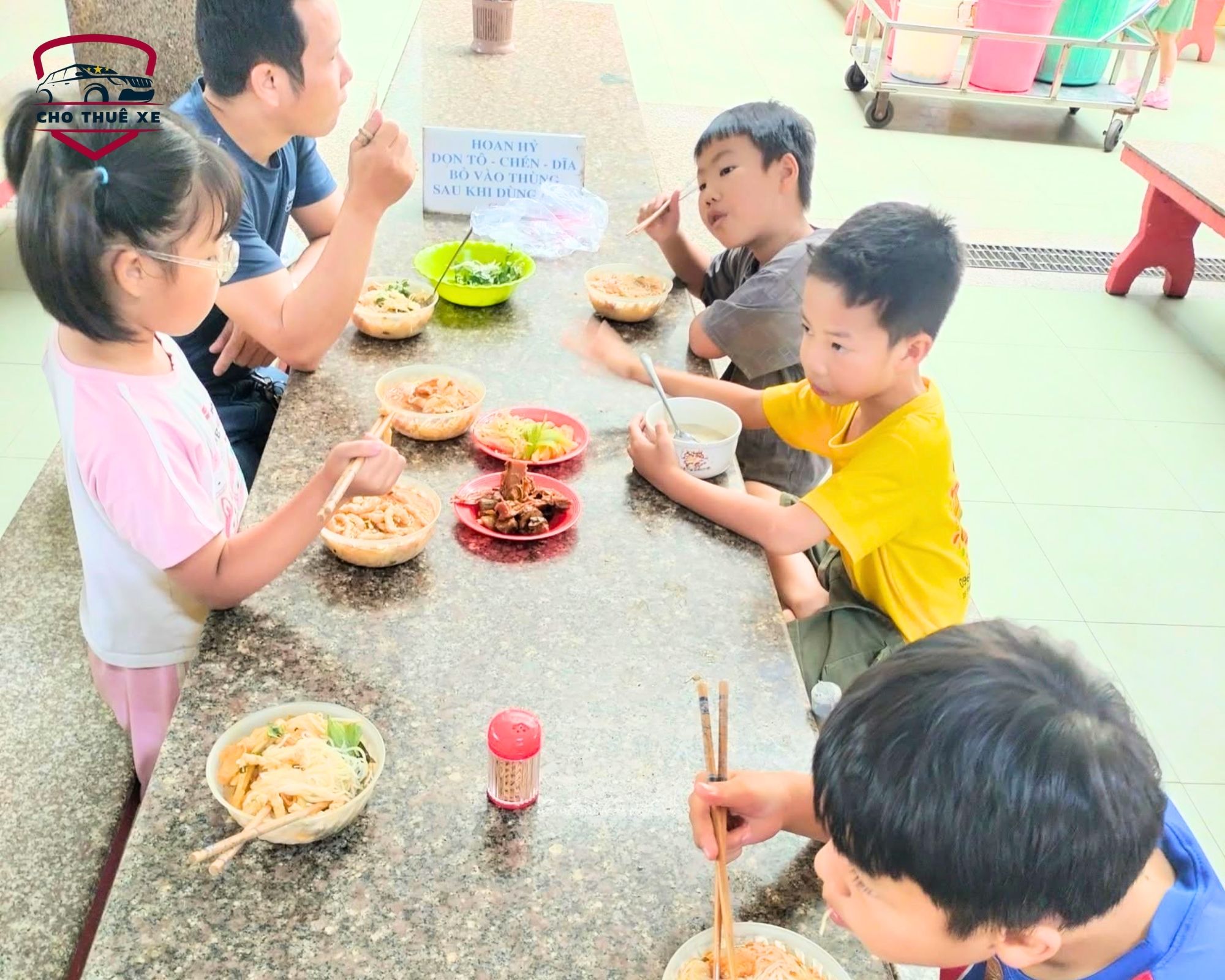 Những tô bún riêu thơm ngon dành cho những du khách hành hương khắp nơi đến viếng chùa