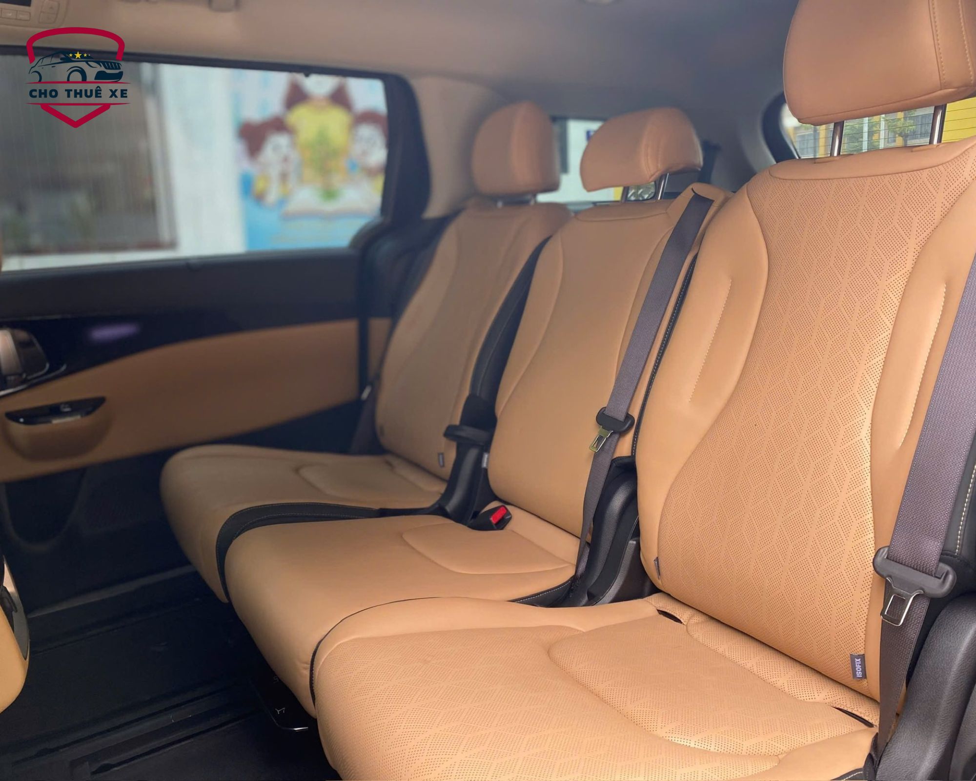 Nội thất Kia Carnival Premium 8 chỗ MPV với hàng ghế da màu be rộng rãi