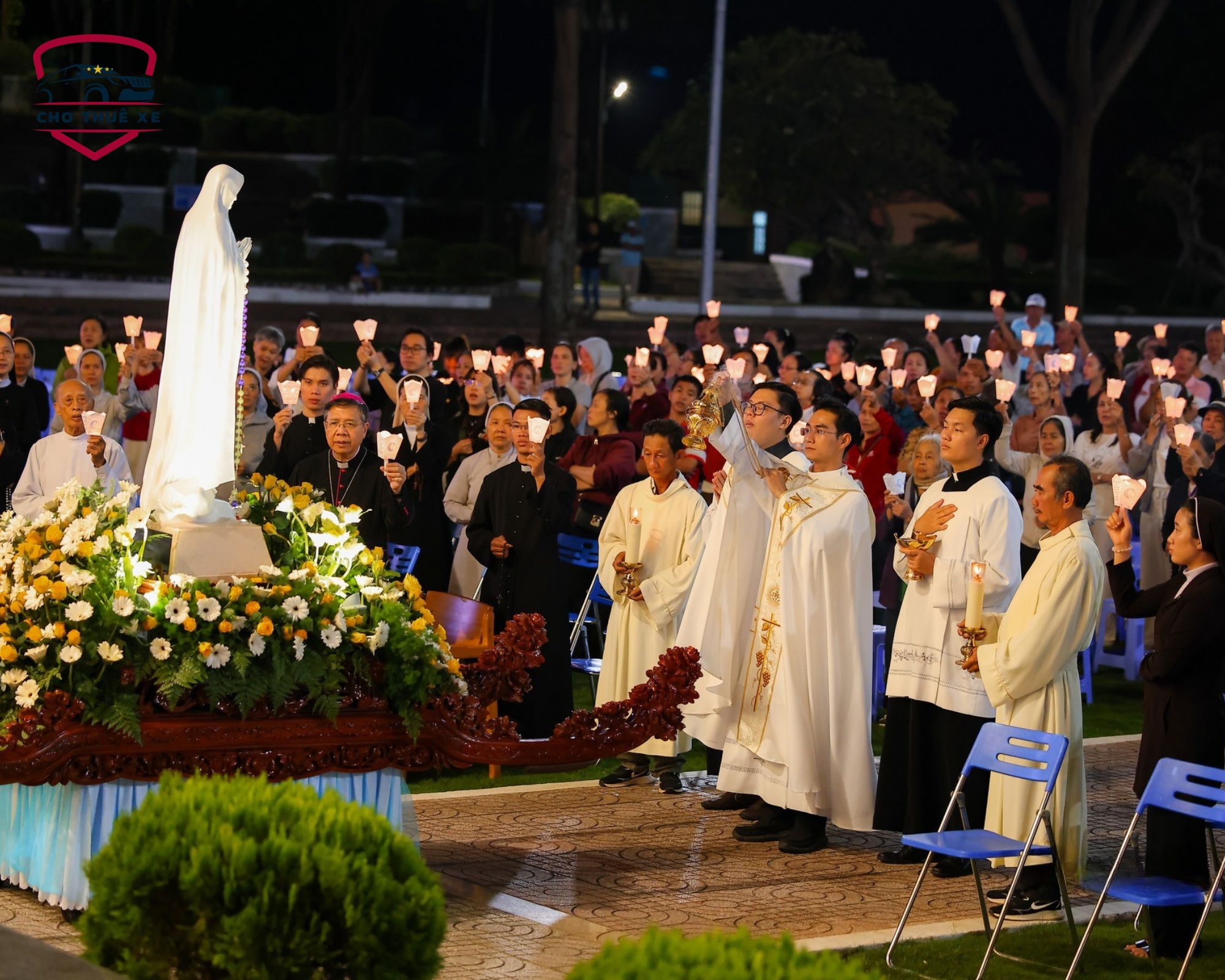 Các linh mục và tu sĩ cử hành nghi thức tôn vinh Đức Mẹ Tà Pao trong không gian lung linh ánh nến tại trung tâm hành hương
