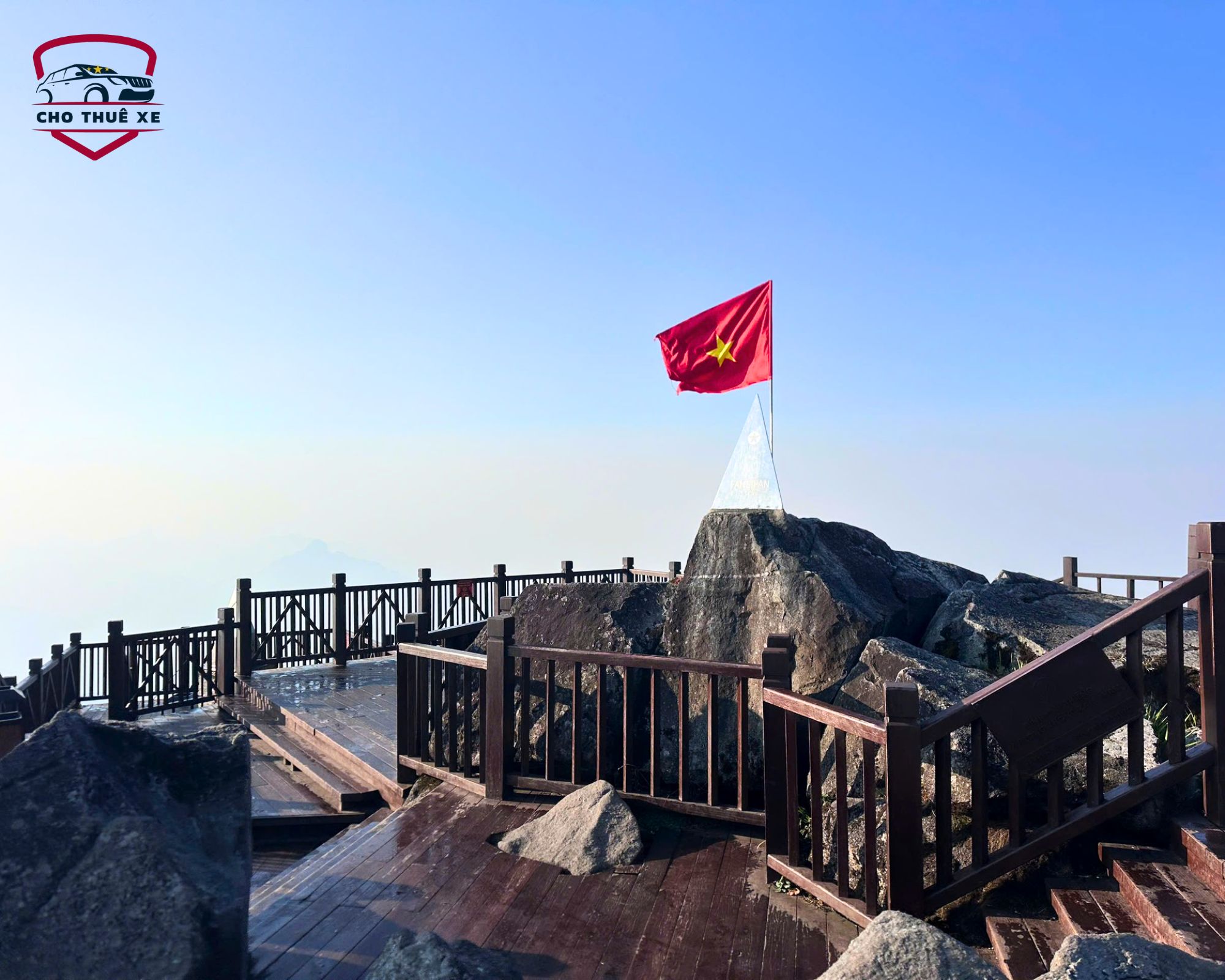 Chinh phục đỉnh Fansipan - Nóc nhà Đông Dương với lá cờ Tổ quốc bay phấp phới