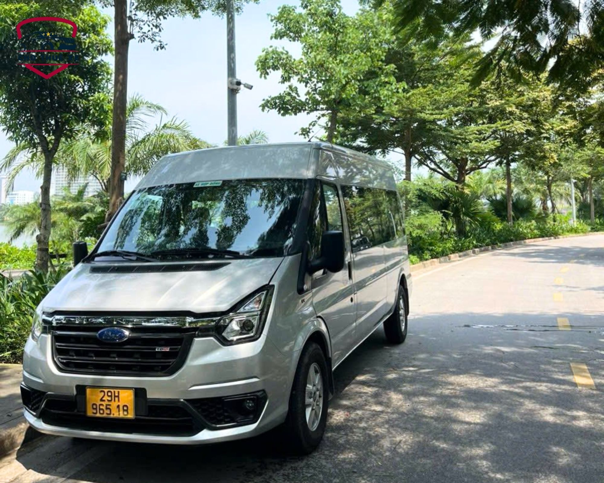 Cho thuê xe 16 chỗ Ford Transit đời mới màu bạc phục vụ du lịch và hành hương