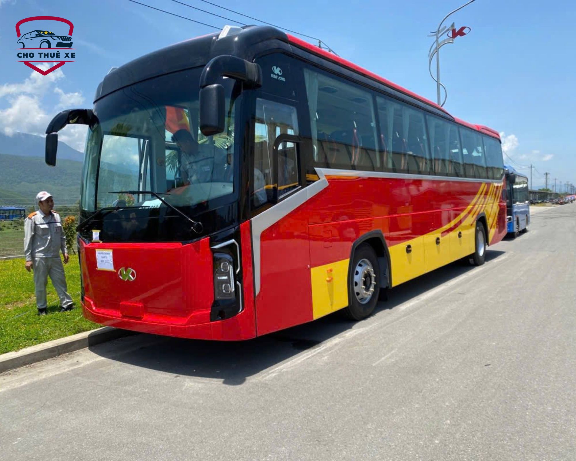 Hình ảnh thực tế xe 45 chỗ màu đỏ nổi bật, nội thất rộng rãi sẵn sàng đón khách thuê xe đi Ninh Bình