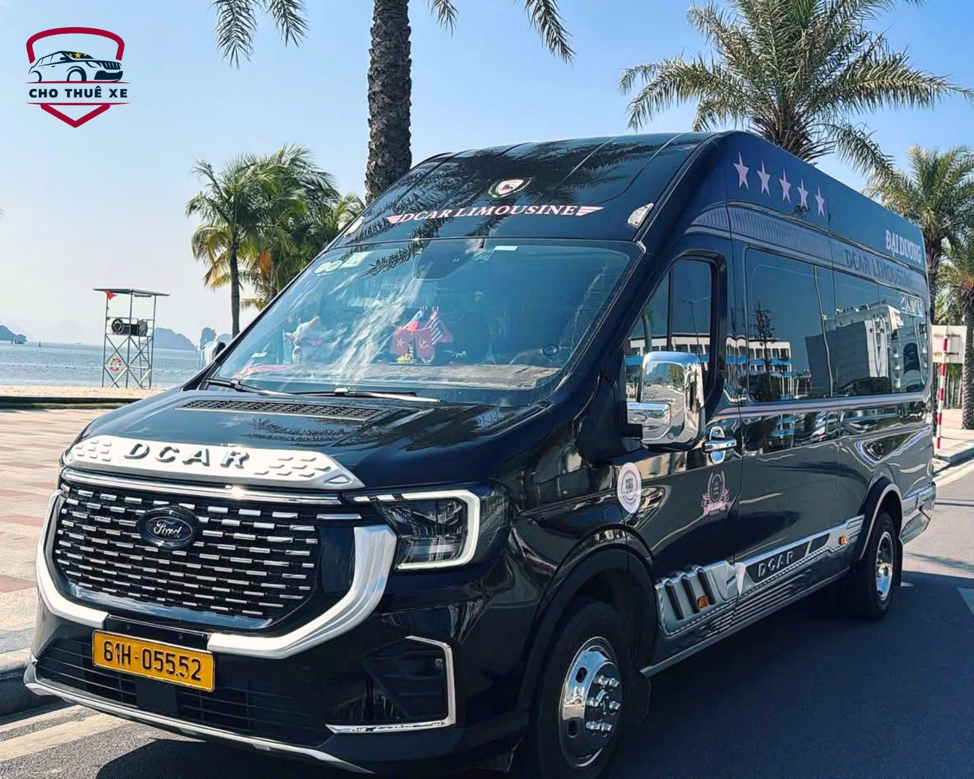 Hình ảnh thực tế xe Limousine 9 chỗ màu đen sang trọng tại bãi biển Hạ Long