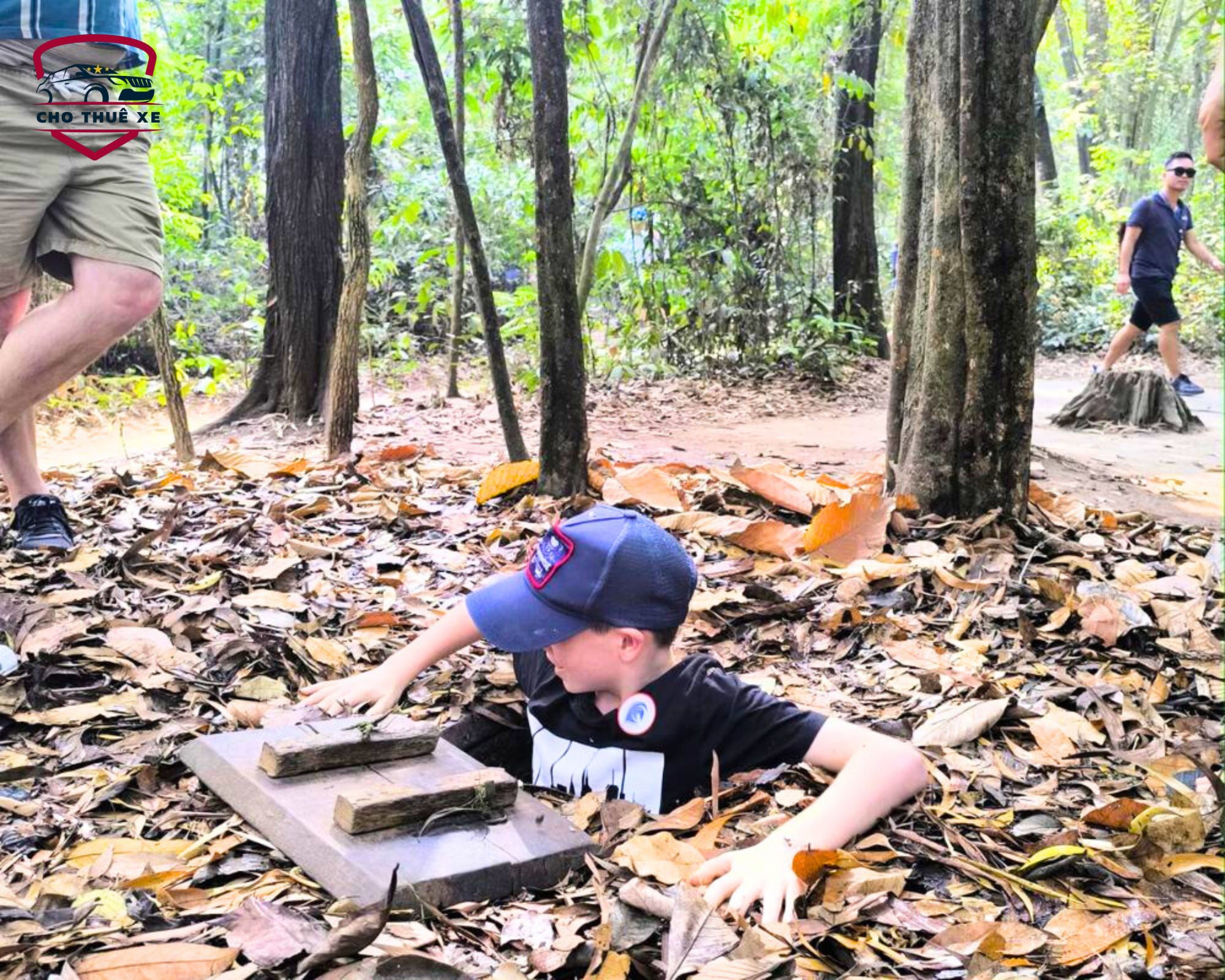 Hoạt động chui hầm địa đạo Củ Chi thu hút du khách quốc tế