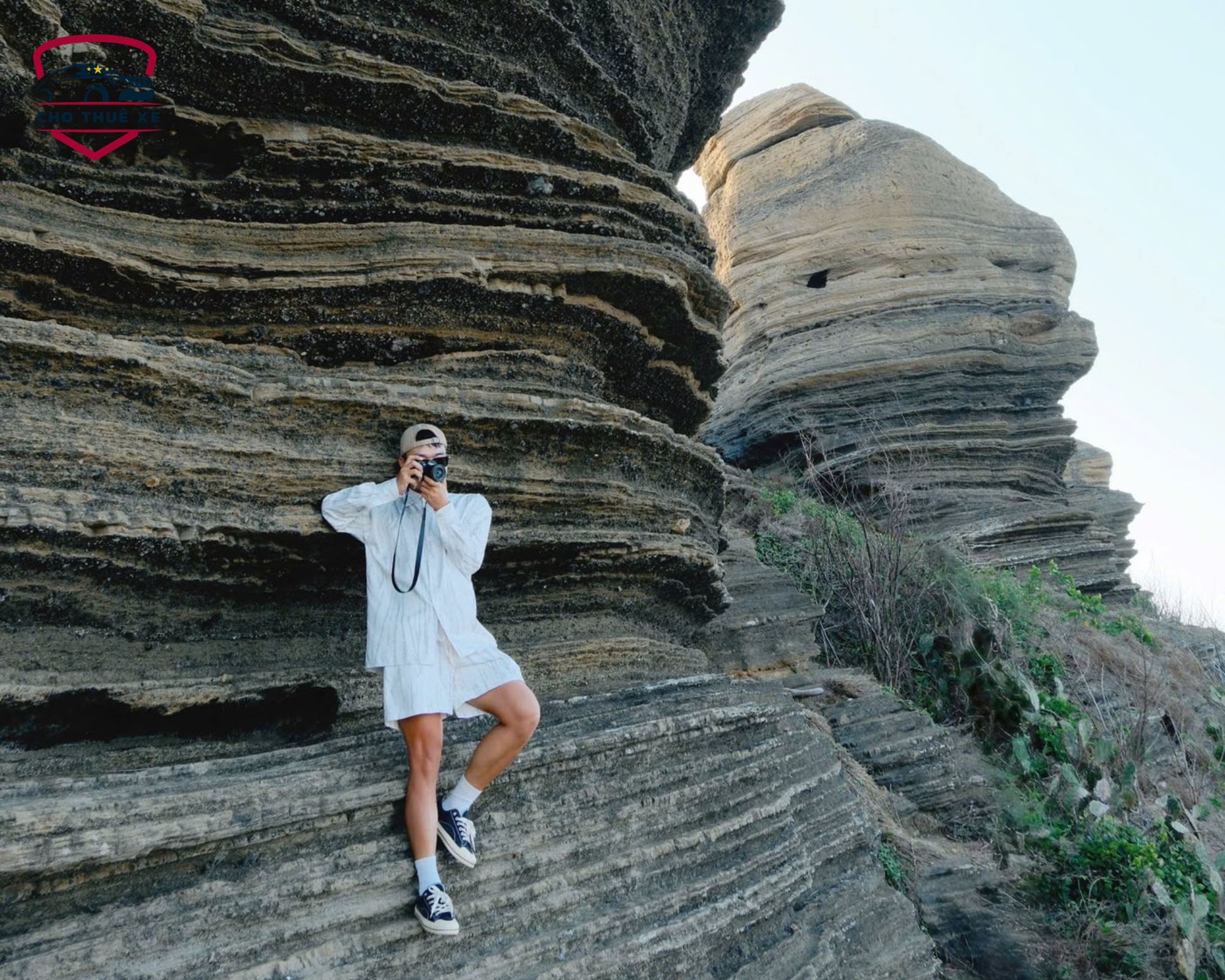 Khách du lịch check-in tại vách đá trầm tích Đỉnh Cao Cát Đảo Phú Quý