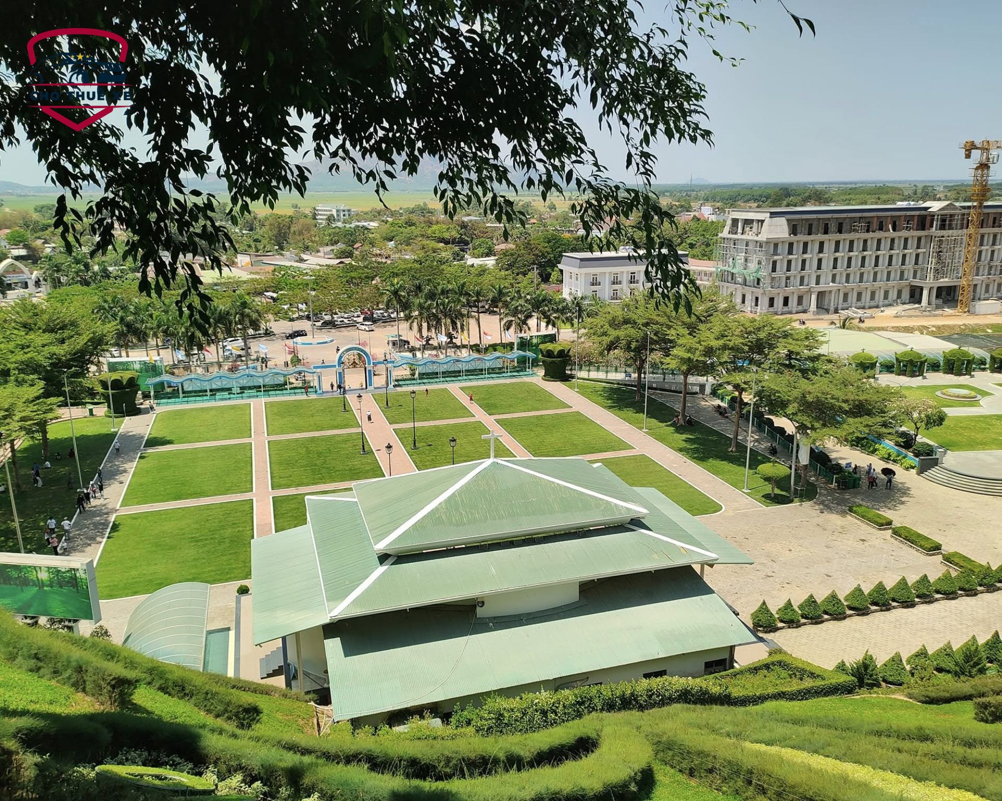 Khuôn viên Đức Mẹ Tà Pao sạch đẹp, xanh mát, là địa điểm lý tưởng cho các đoàn khách hành hương chiêm bái và tĩnh tâm