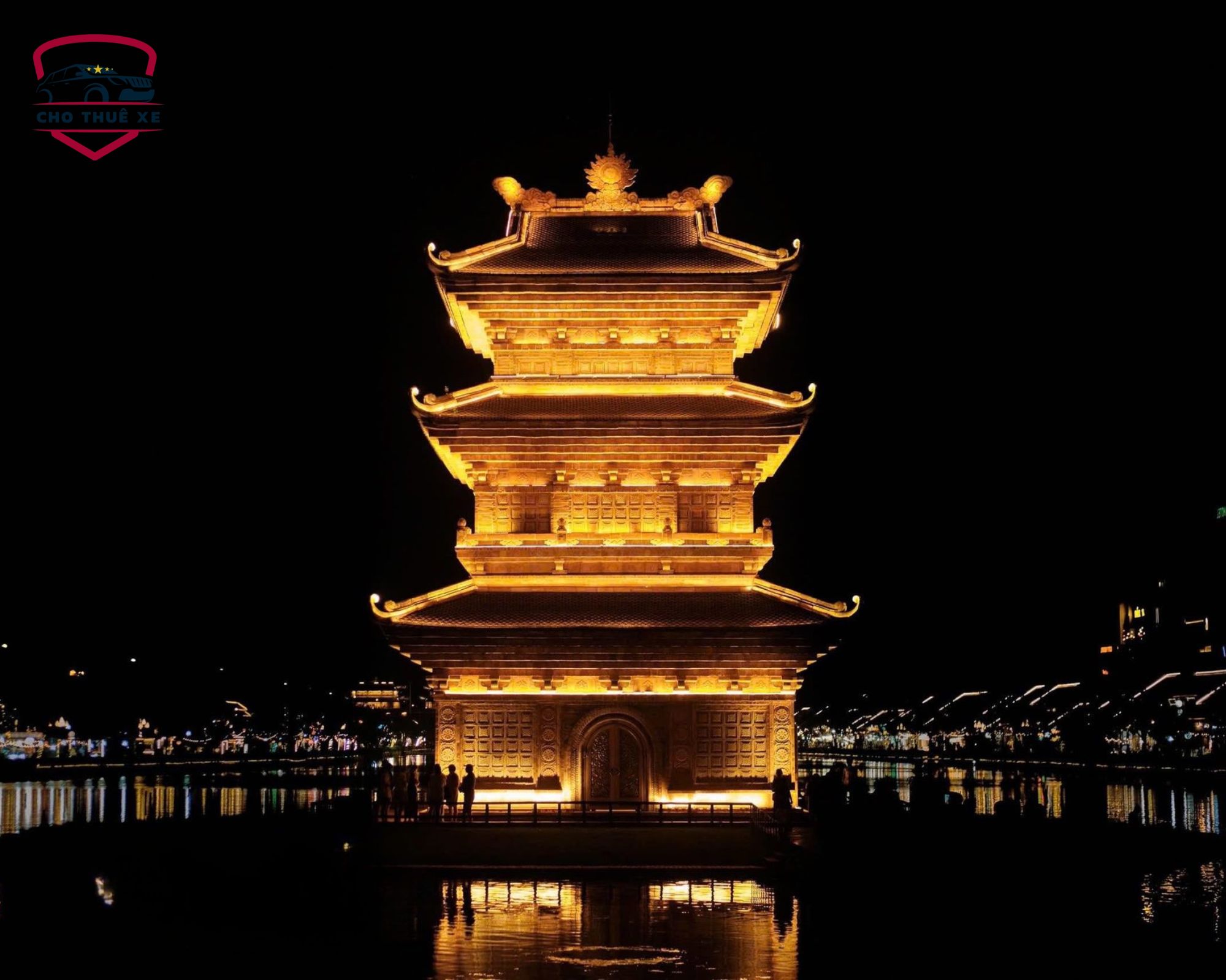 Kiến trúc cổng thành Cố đô Hoa Lư rực rỡ soi bóng bên dòng sông trong hành trình du lịch Ninh Bình