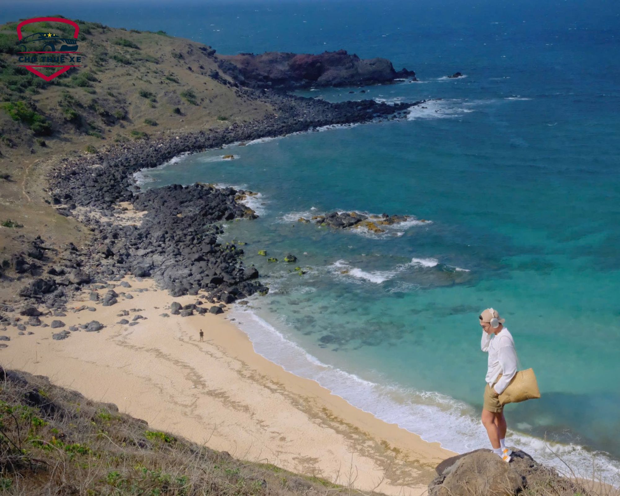 Một du khách nam đang check in ở một trong những bãi biển hoang sơ tại Phú Qúy - Bãi Nhỏ