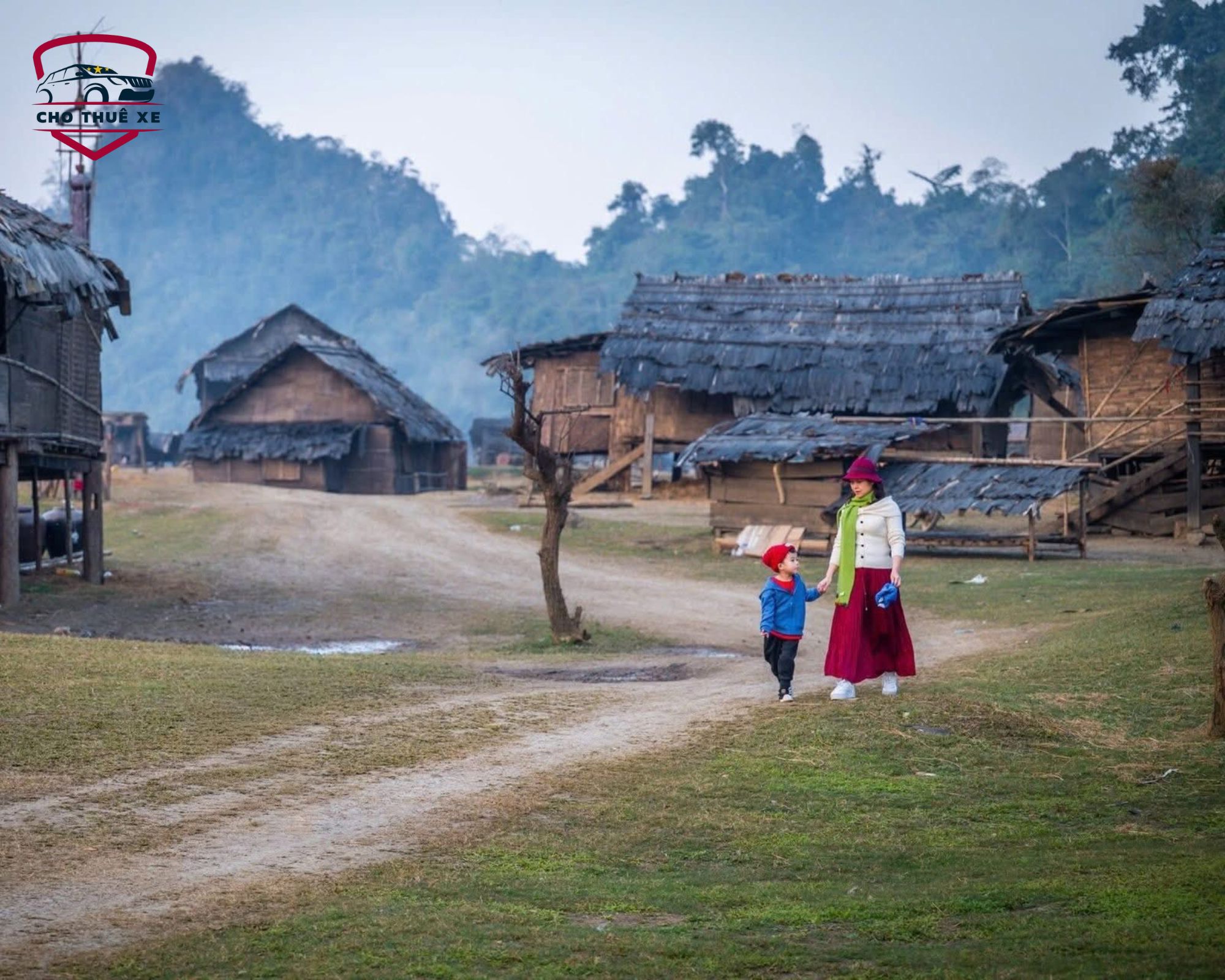 Những ngôi nhà gỗ cổ kính và con đường mòn đặc trưng tại Bản Tả Phìn Sapa dưới nắng sớm