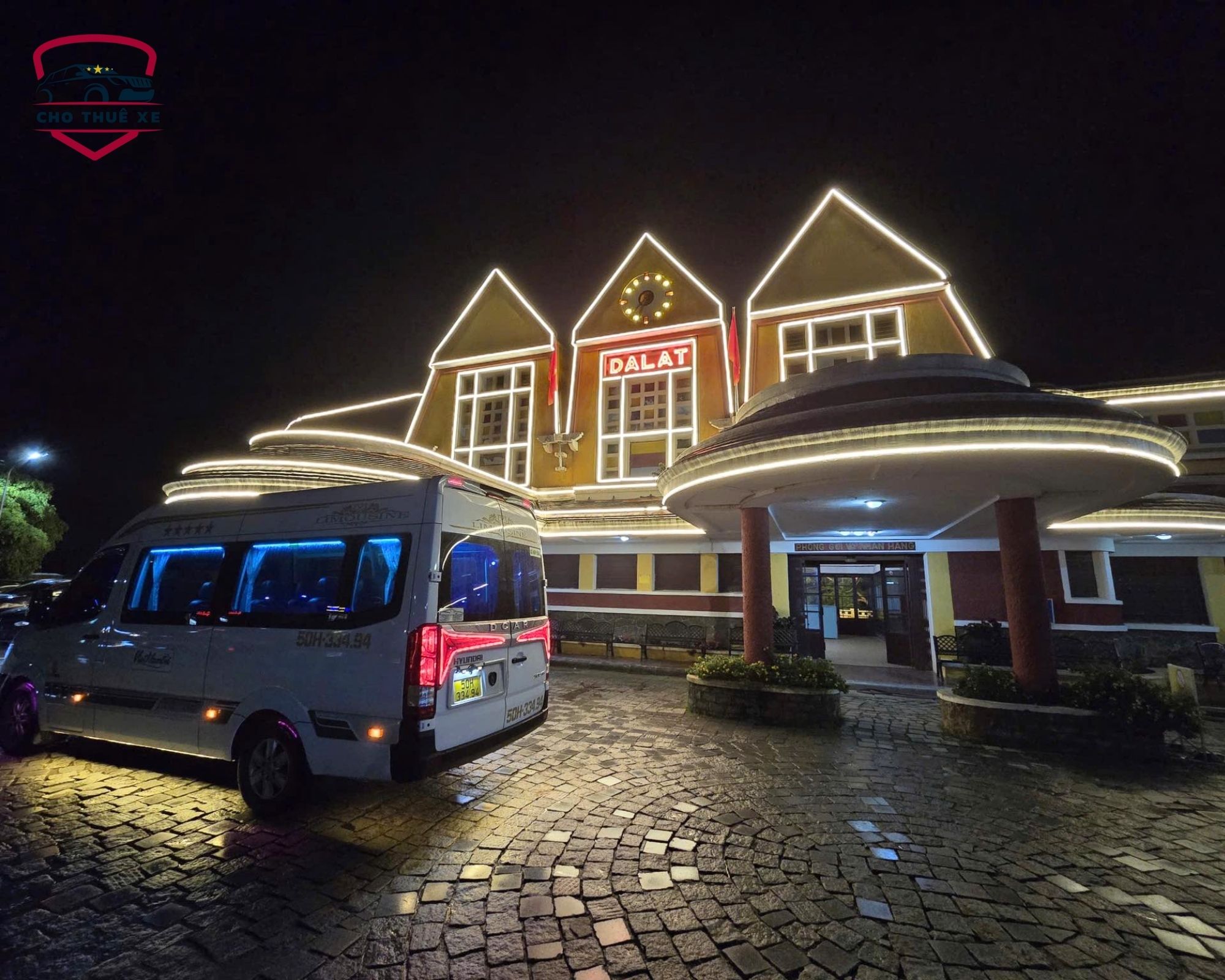 Xe 16 chỗ Hyundai Solati đời mới sang trọng dừng chân trước Ga Đà Lạt lung linh về đêm