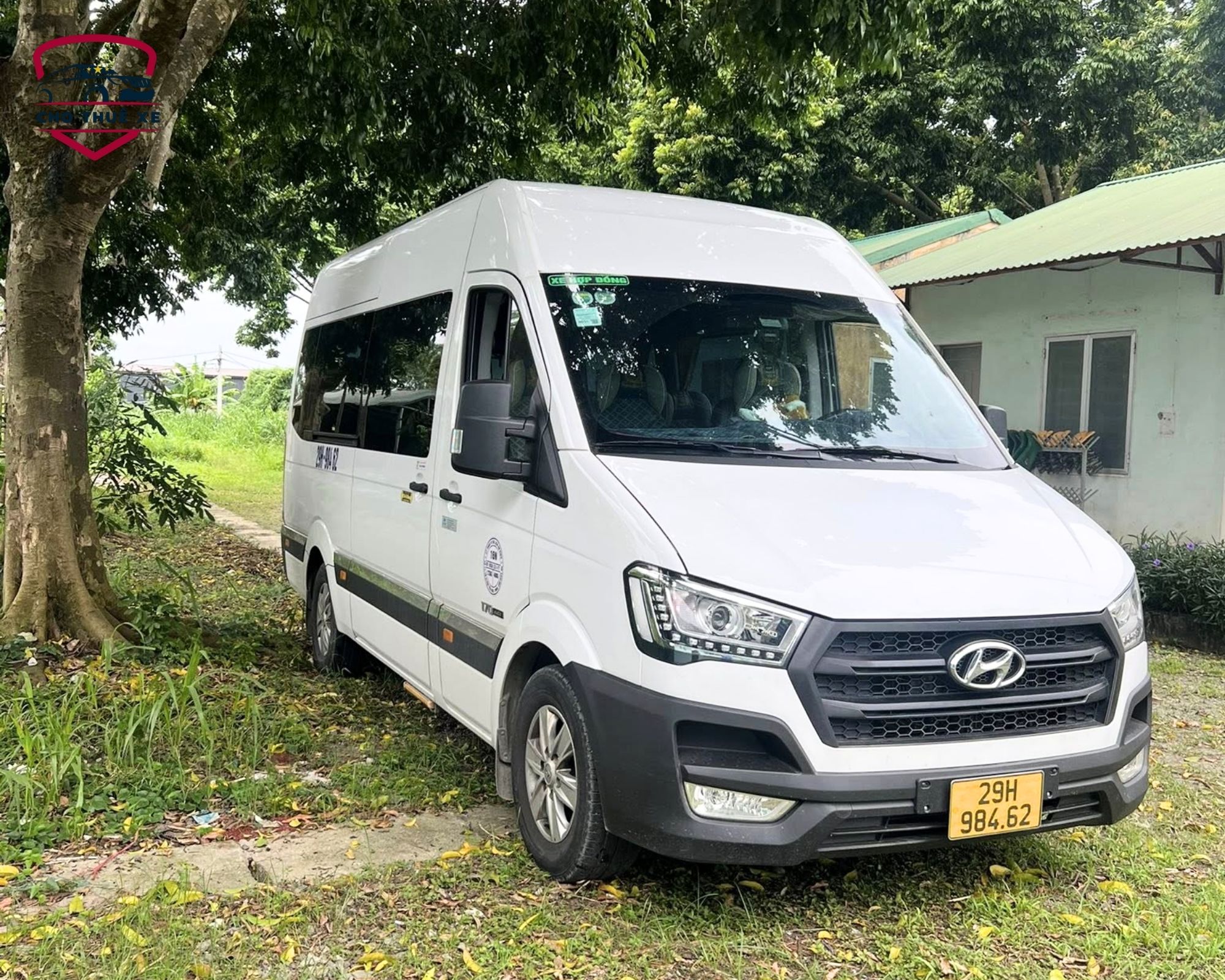 Xe 16 chỗ rộng rãi phù hợp cho đoàn khách gia đình hoặc công ty đi du lịch Sapa