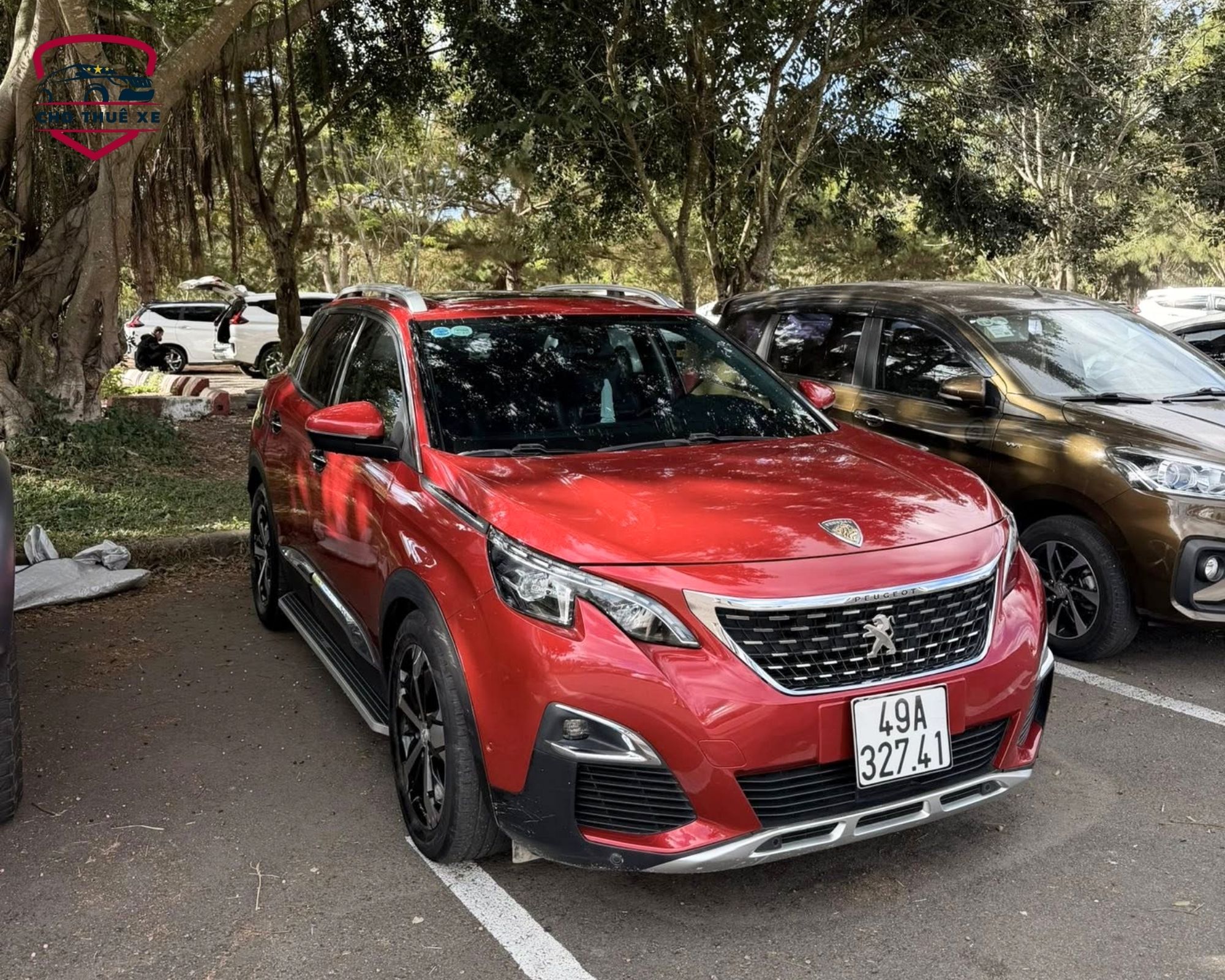 Xe 4 chỗ Peugeot đời mới màu đỏ sang trọng của dịch vụ cho thuê xe đi Đà Lạt