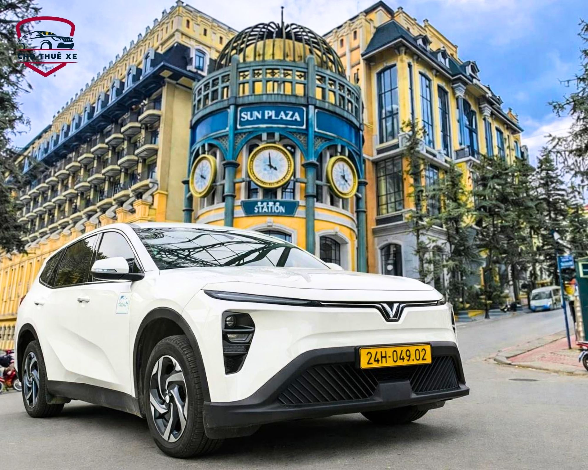 Xe du lịch 7 chỗ đưa khách đến check-in tòa nhà Sun Plaza biểu tượng của Sapa