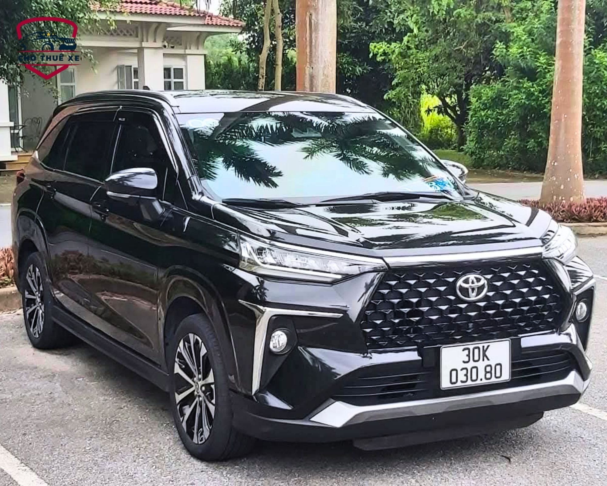 Xe du lịch 7 chỗ gầm cao hiện đại phù hợp cho gia đình đi tour dài ngày thoải mái