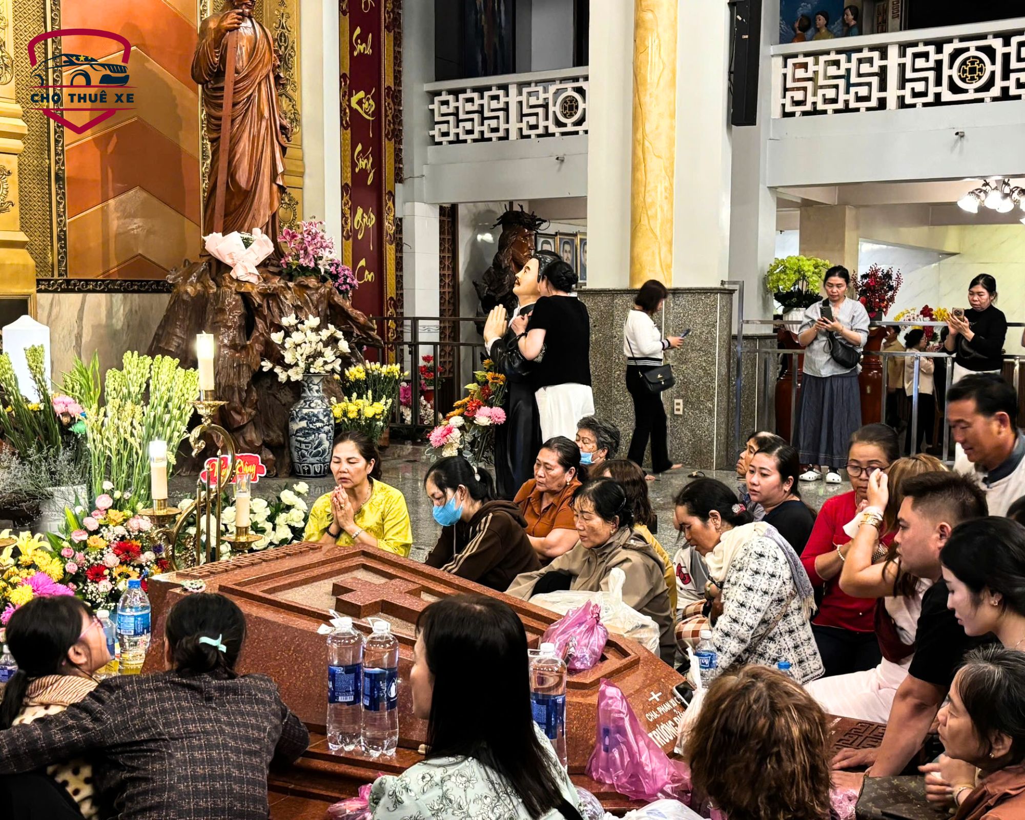 Cận cảnh khách thập phương chạm tay vào mộ Cha Diệp để cầu bình an và may mắn khi về Bạc Liêu