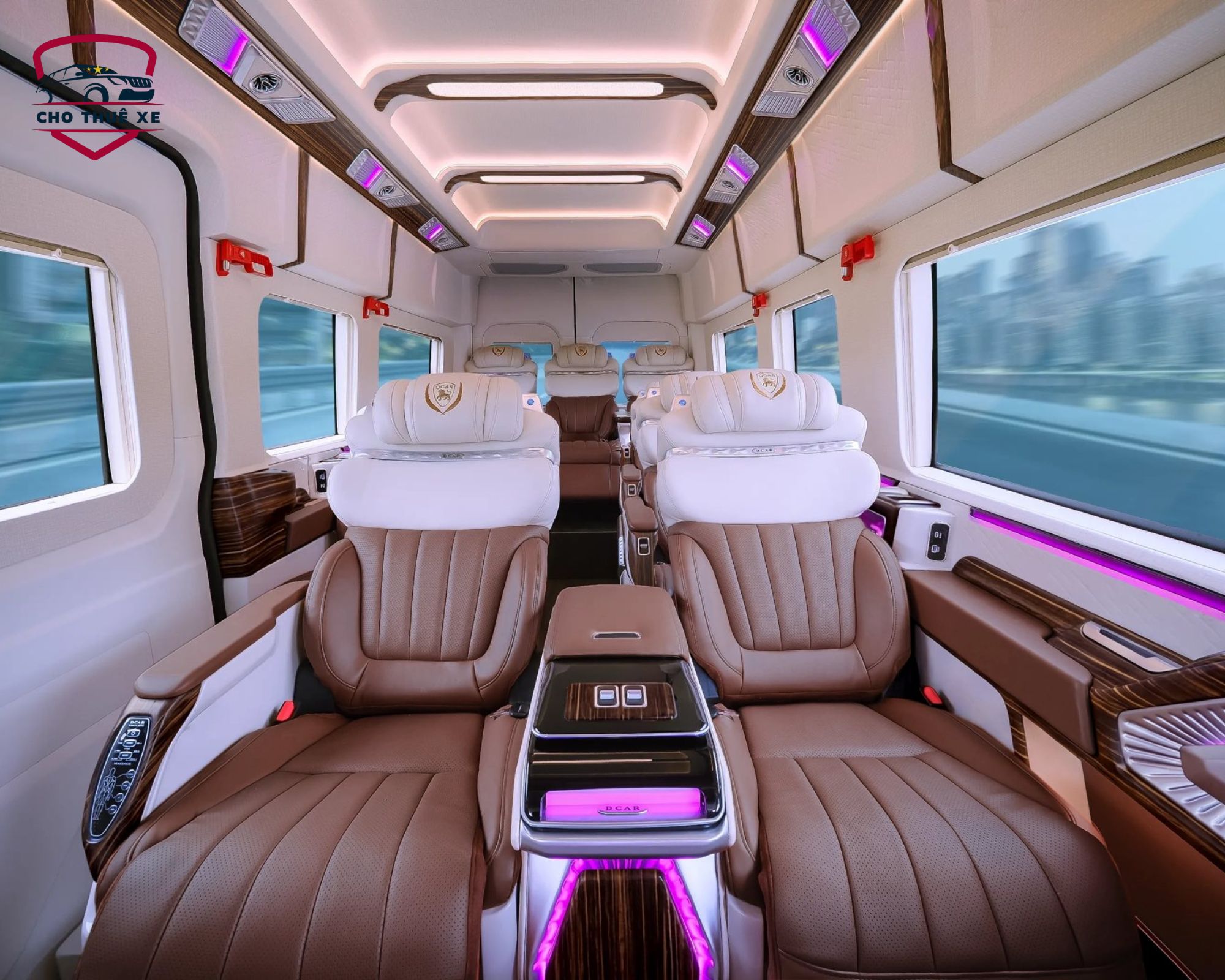 Cận cảnh khoang hành khách xe Dcar Business Class trang bị ghế massage bọc da và ốp gỗ tinh tế