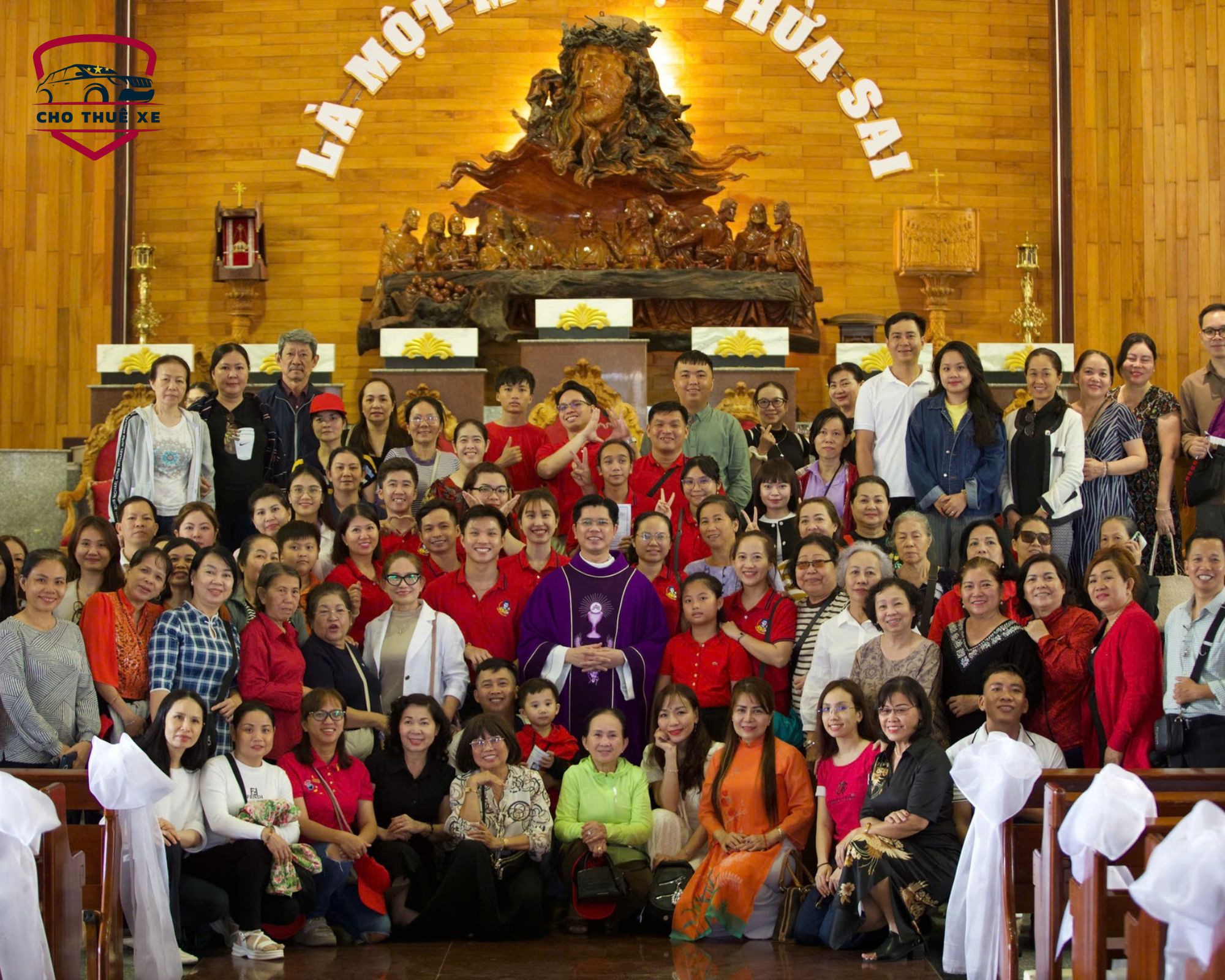Đoàn khách hành hương chụp ảnh lưu niệm cùng Linh mục tại cung thánh Nhà thờ Tắc Sậy Bạc Liêu