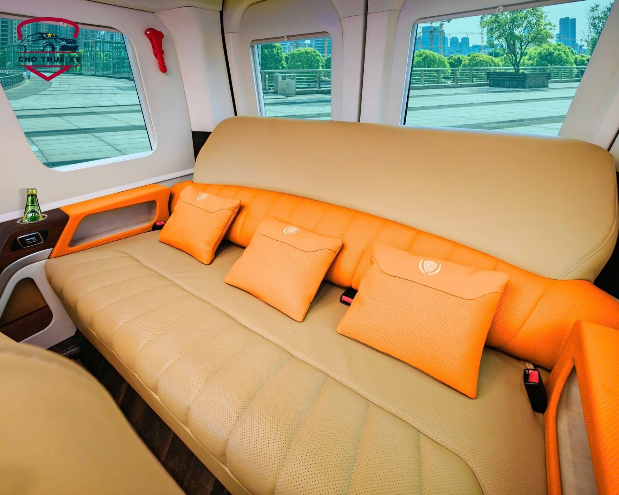 Hàng ghế băng sau êm ái, rộng rãi của xe Dcar VIP Lounge mang lại sự thoải mái tối đa cho hành khách