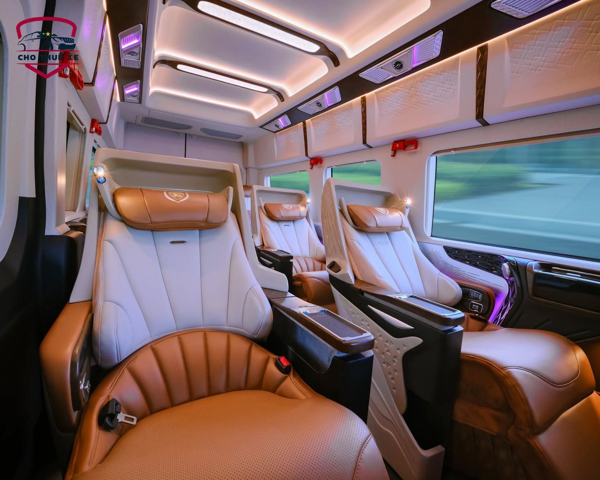 Khoang cabin đẳng cấp của Dcar Hạng Thượng Đỉnh với ánh sáng LED tùy chỉnh và vách ngăn tạo không gian riêng tư