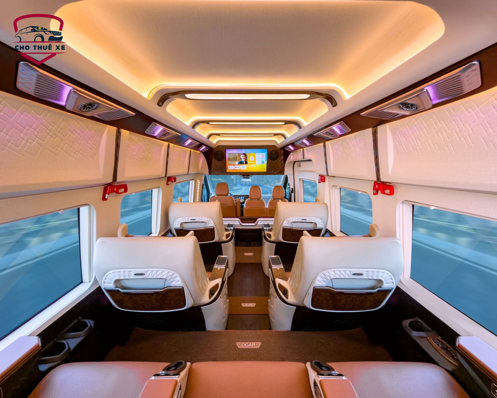Tầm nhìn từ hàng ghế sau xe Dcar Hạng Thượng Đỉnh hướng về màn hình TV trung tâm và khoang lái hiện đại