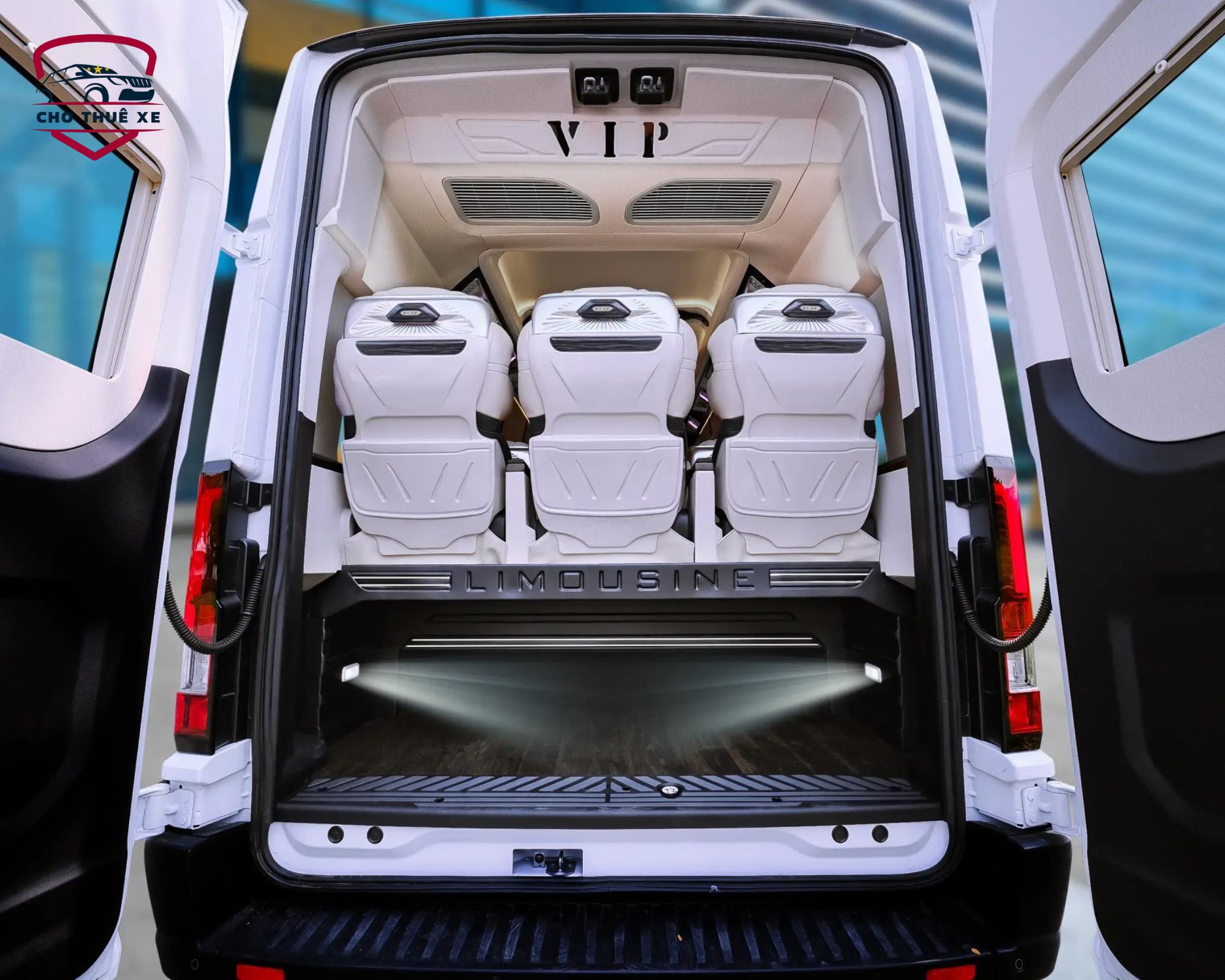Thiết kế đuôi xe sang trọng và không gian cốp sau tách biệt của dòng xe limousine Dcar Business Class