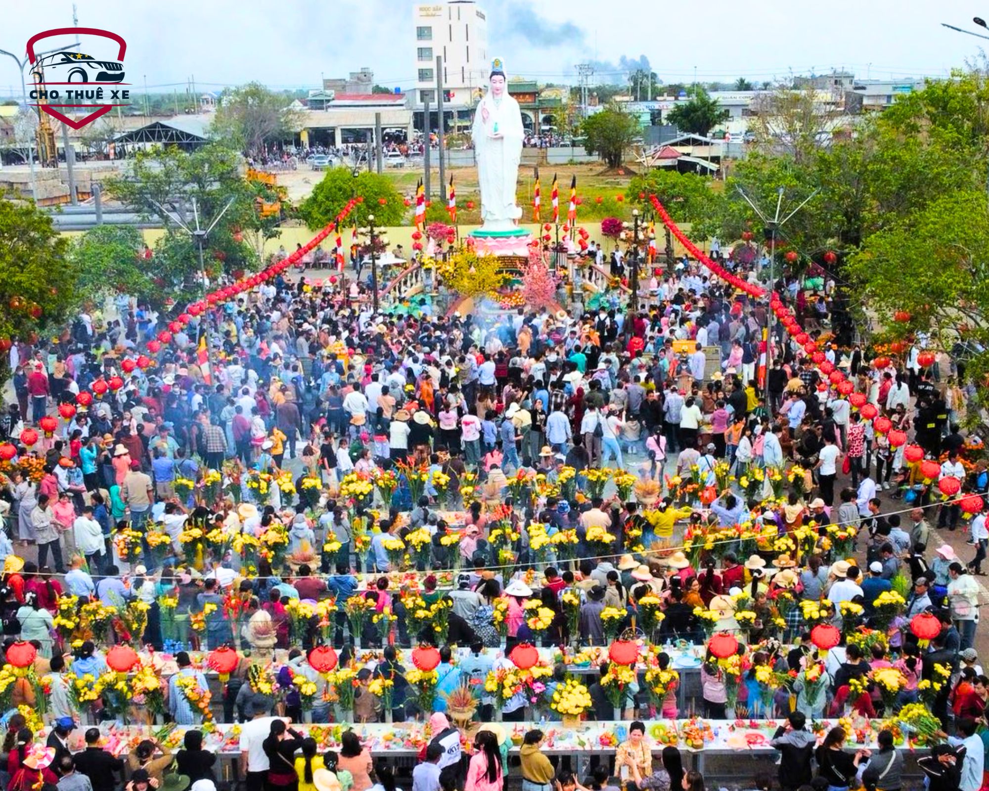 Toàn cảnh Quán Âm Phật Đài (Mẹ Nam Hải) Bạc Liêu với đông đảo khách hành hương dâng hoa cầu nguyện