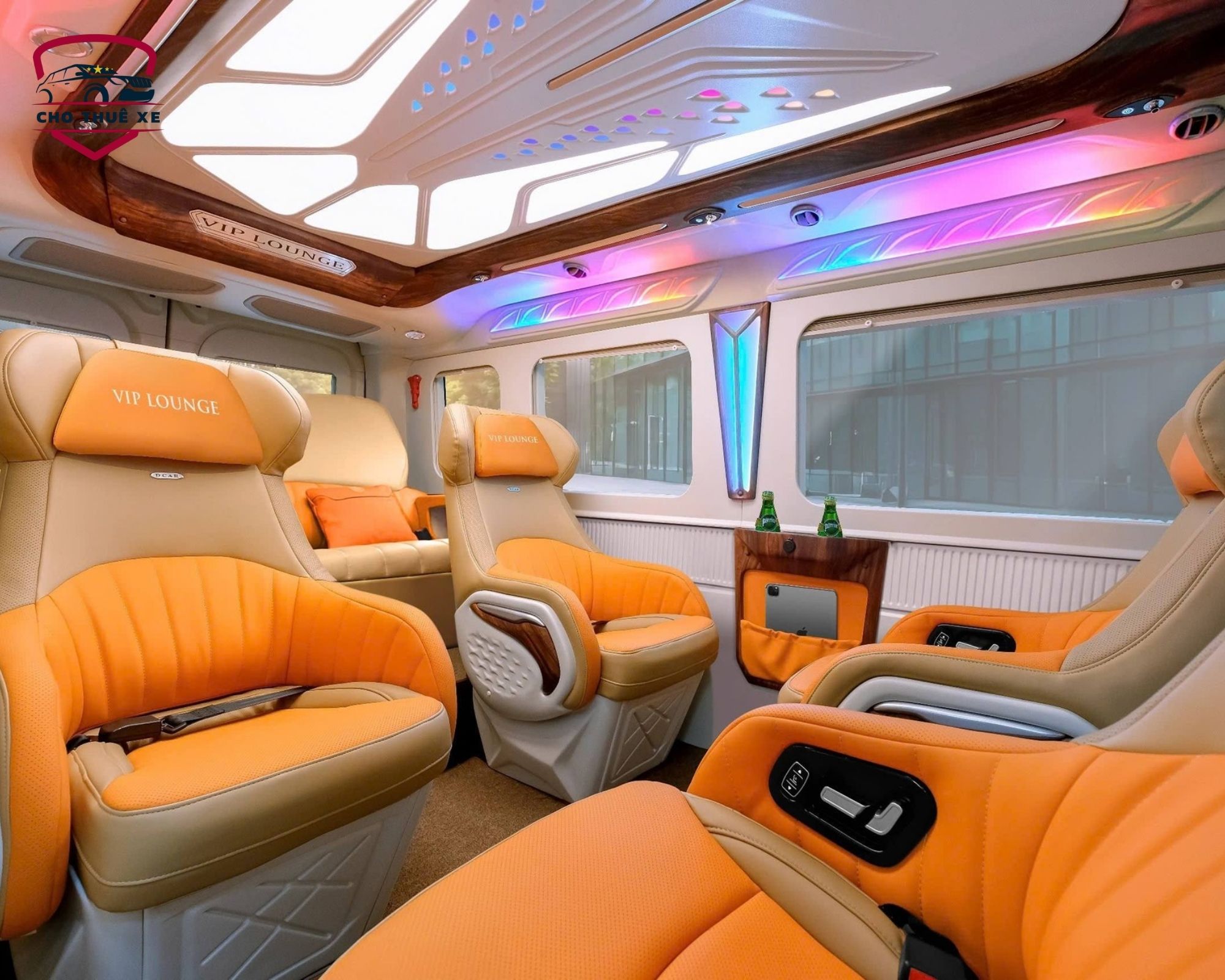 Trải nghiệm không gian hạng thương gia với đèn trần 3D và ghế massage khi thuê xe limousine 9 chỗ đi Vũng Tàu