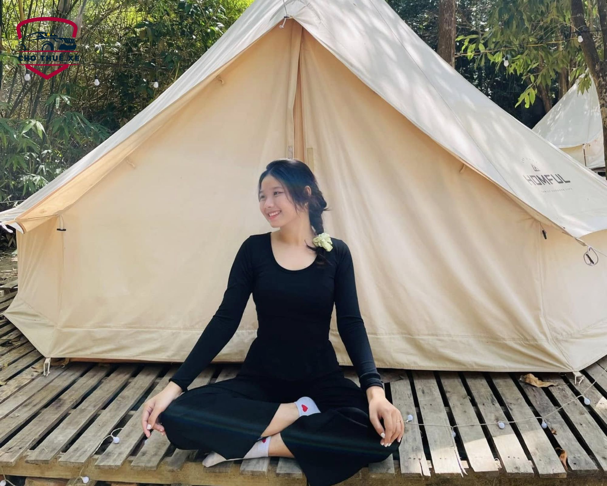 Du khách check-in tại lều trong hành trình trekking và camping Núi Dinh