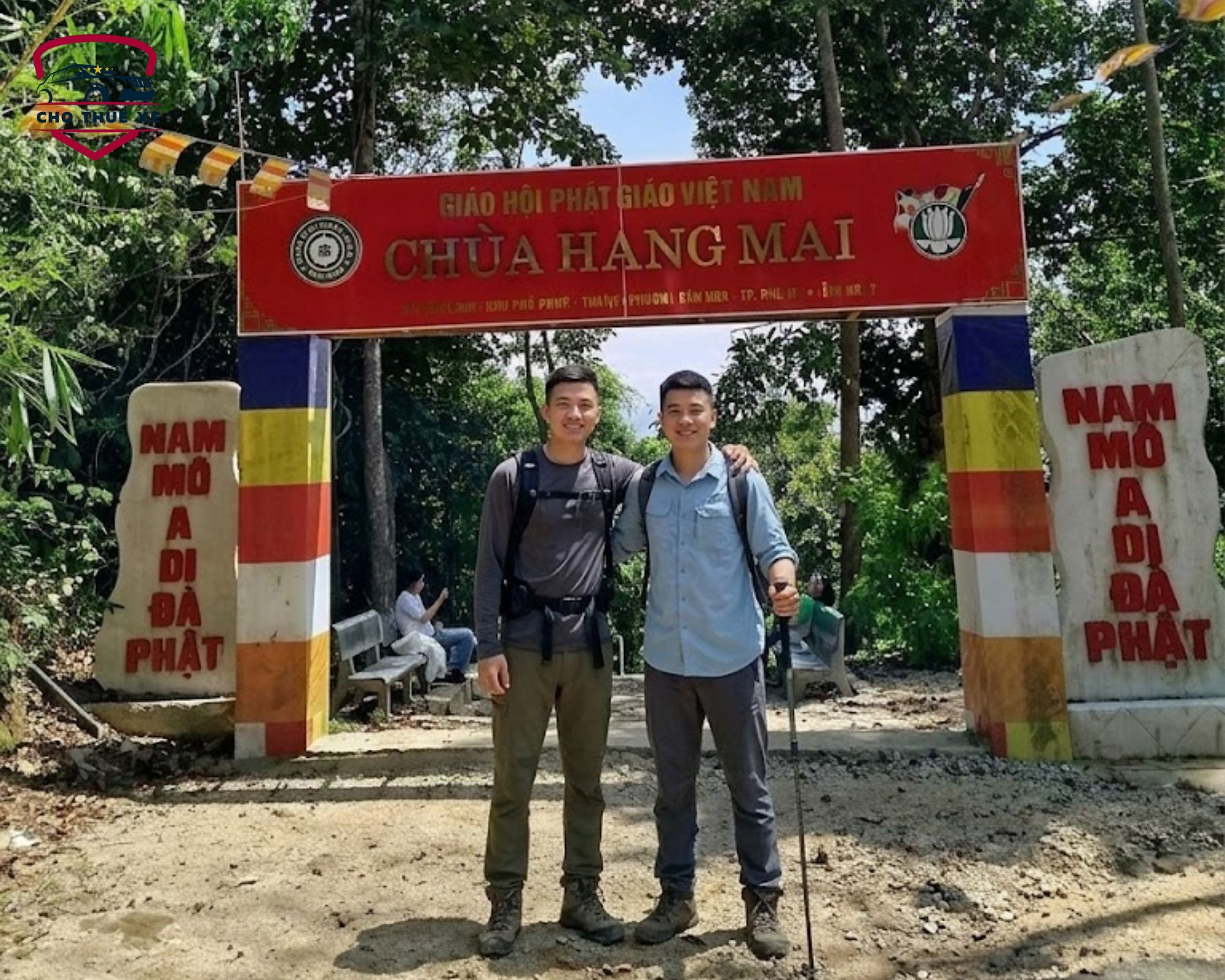 Du khách chụp ảnh lưu niệm tại Chùa Hang Mai địa điểm du lịch tâm linh nổi tiếng tại Núi Dinh