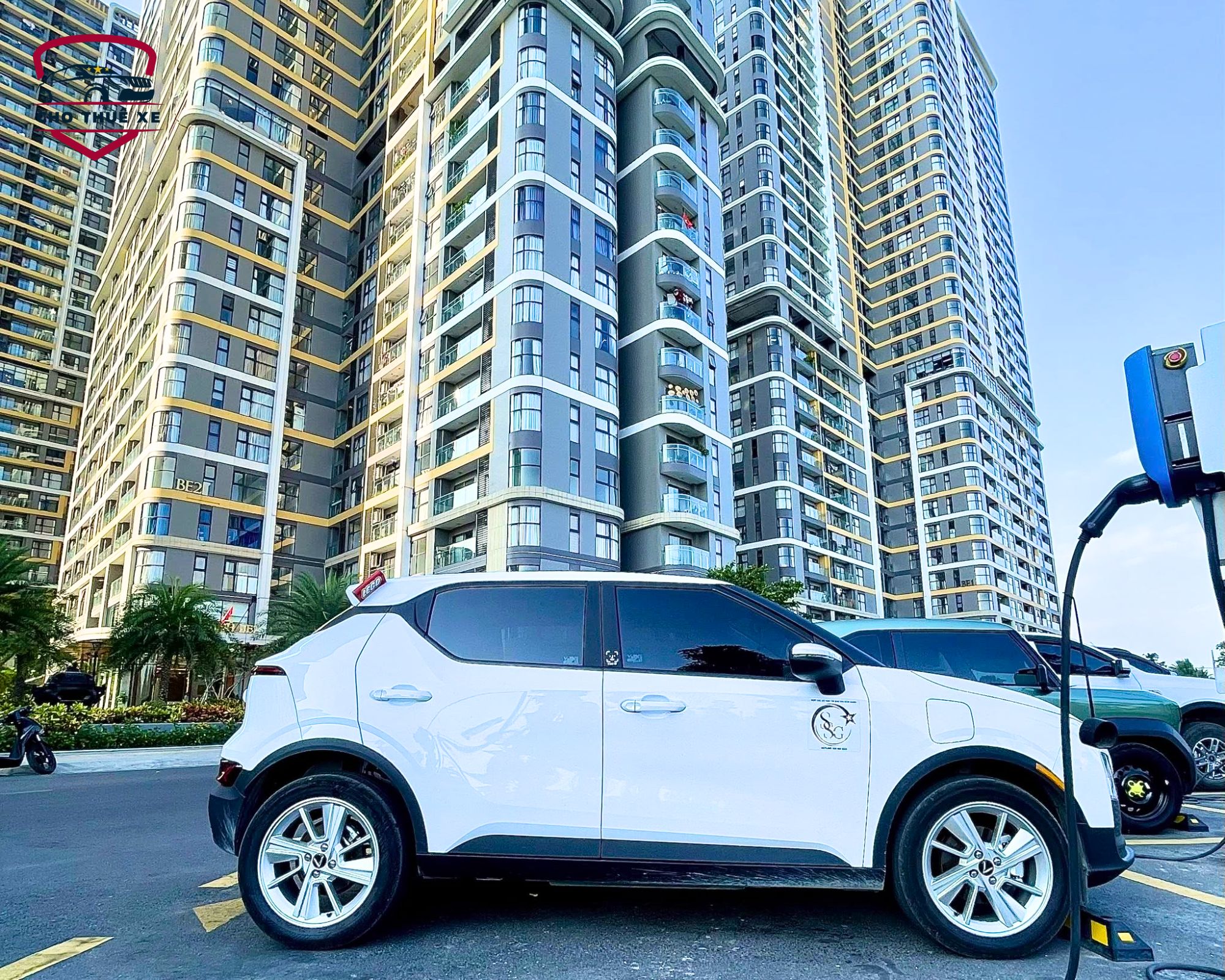 Khách thuê xe VF5 4 chỗ tự lái đang sạc pin tại Vinhome Grand Park