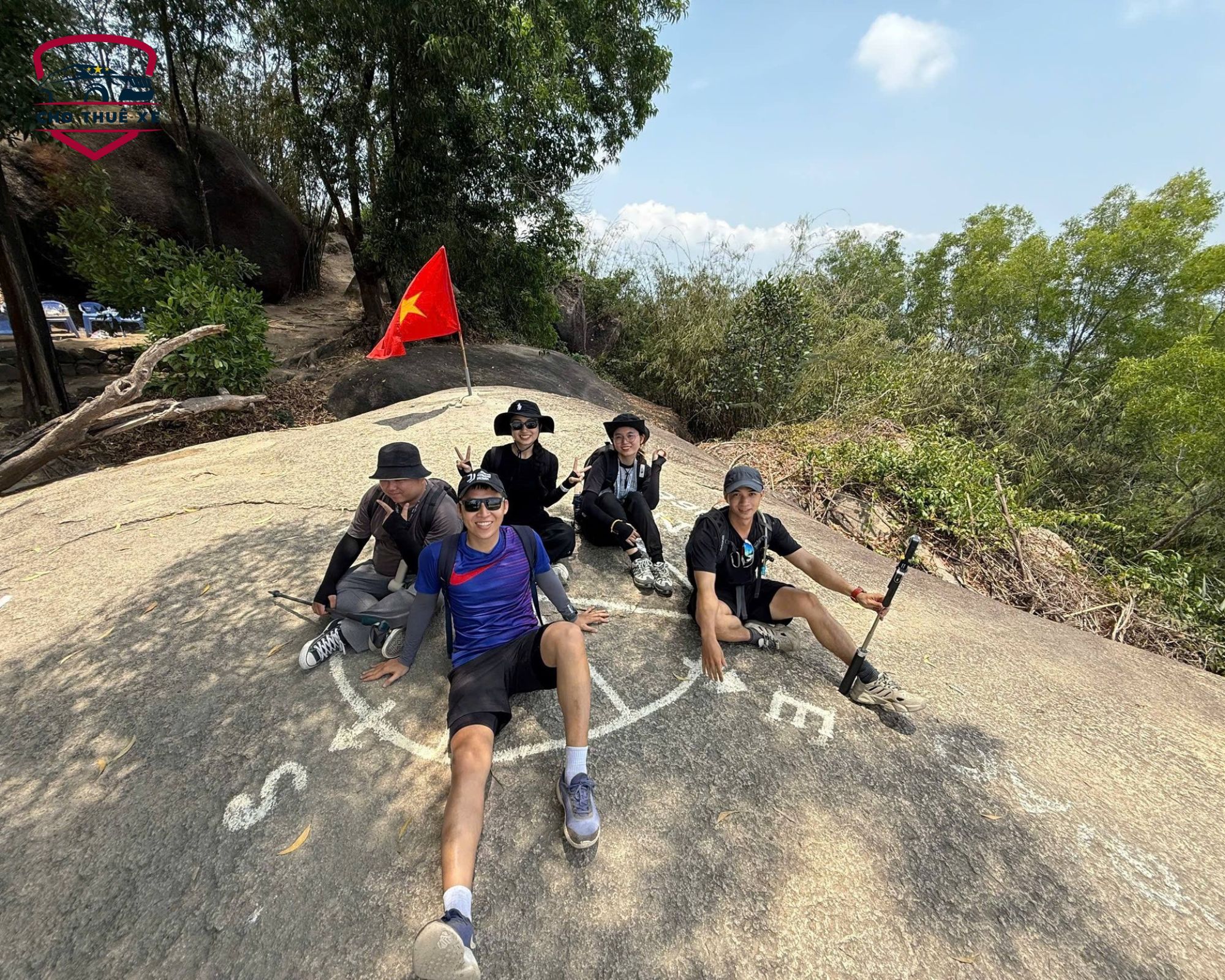 Khoảnh khắc vui vẻ của đoàn trekking trên Đỉnh La Bàn Núi Dinh không gian rộng mở nhìn ra rừng núi