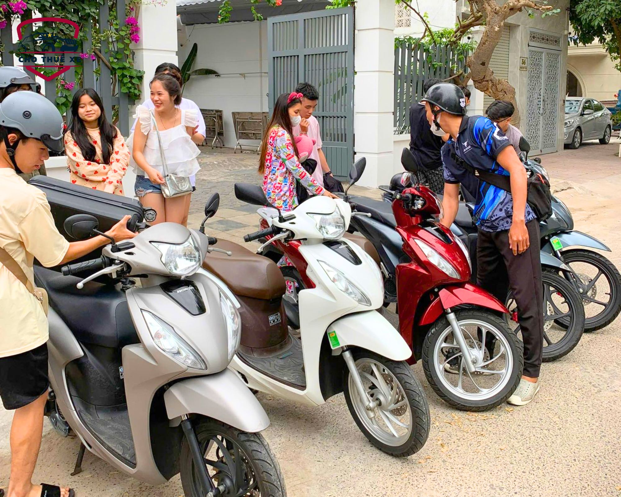 Nhóm bạn trẻ chuẩn bị xuất phát hành trình phượt Núi Dinh bằng xe máy