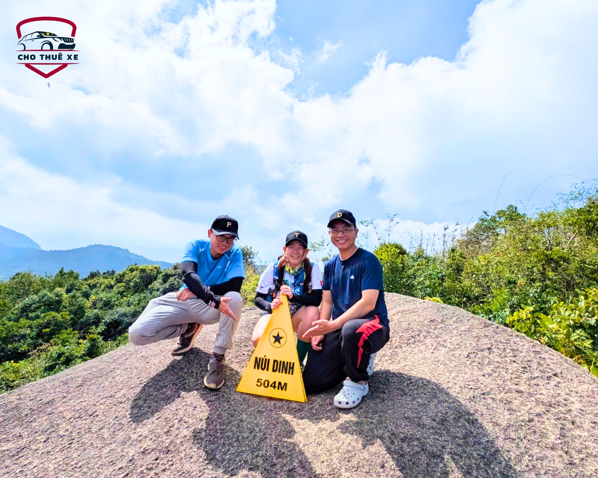 Nhóm du khách check-in tại đỉnh Núi Dinh Vũng Tàu cao 504m