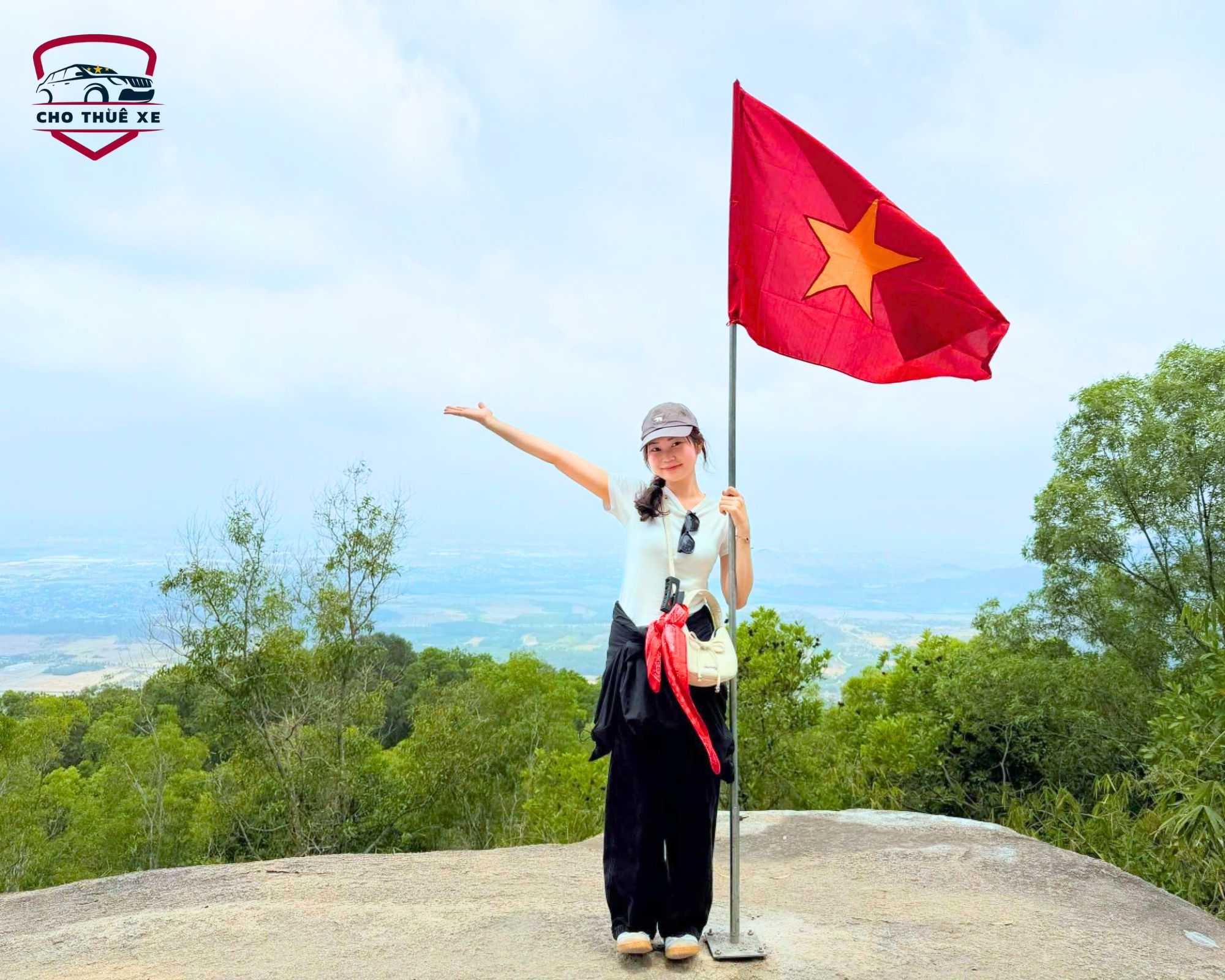 Nữ du khách check-in cùng lá cờ Việt Nam trên Đỉnh La Bàn