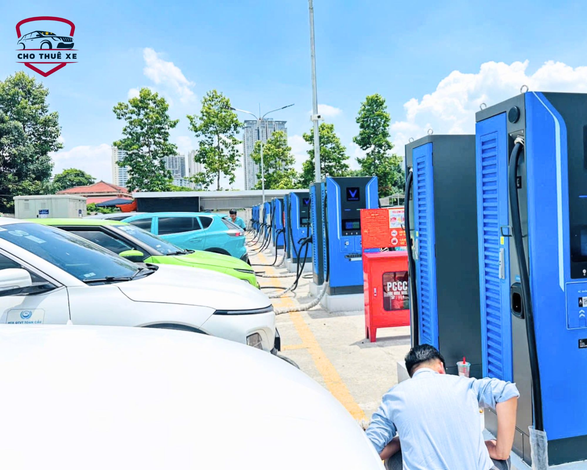 Trạm sạc xe điện VinFast với nhiều xe hơi điện đang được sạc